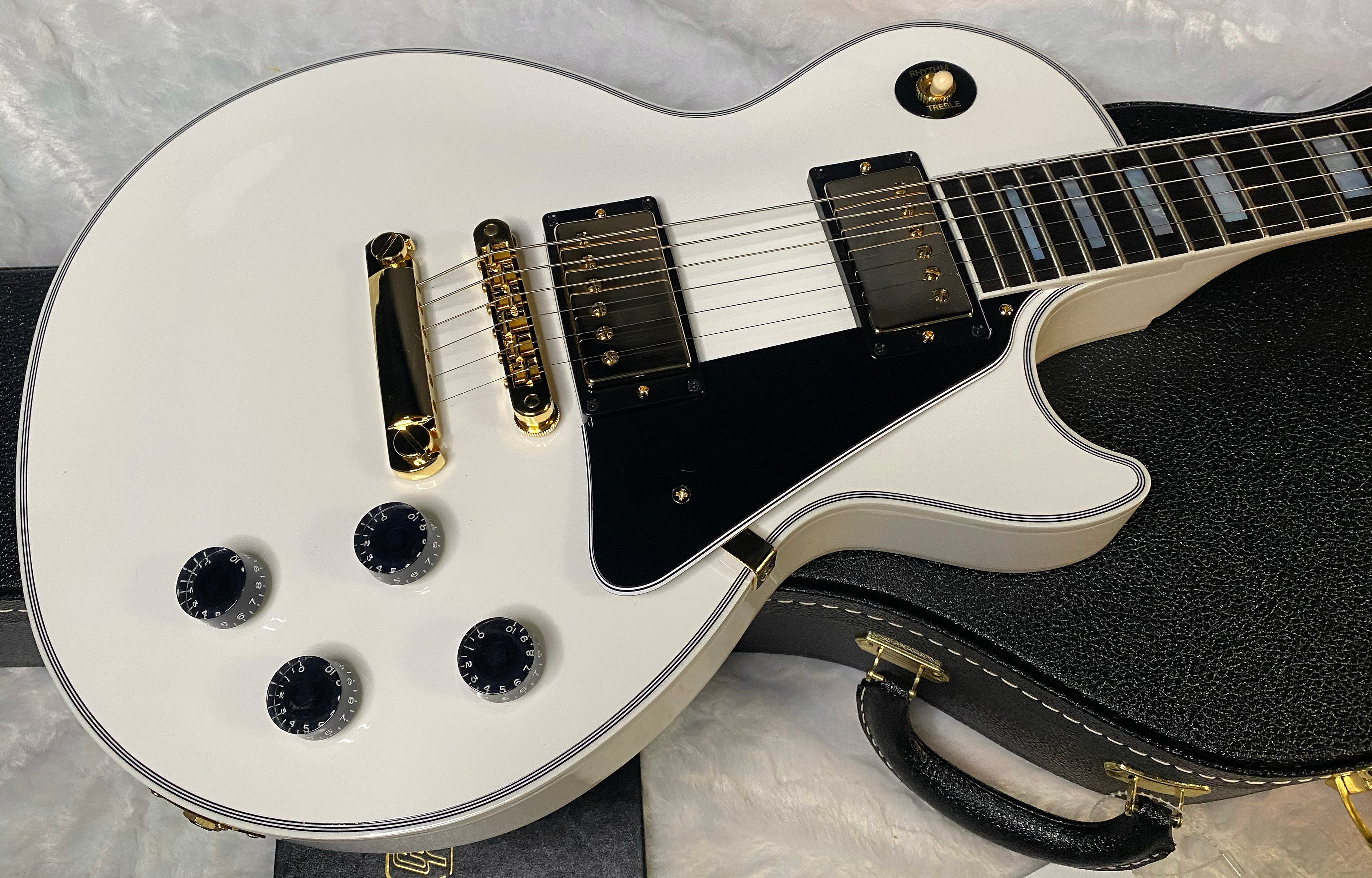 NEW! Gibson Les Paul Custom - Alpine White - Ebony Board - Authorized Dealer - 9.9 lbs - G06440