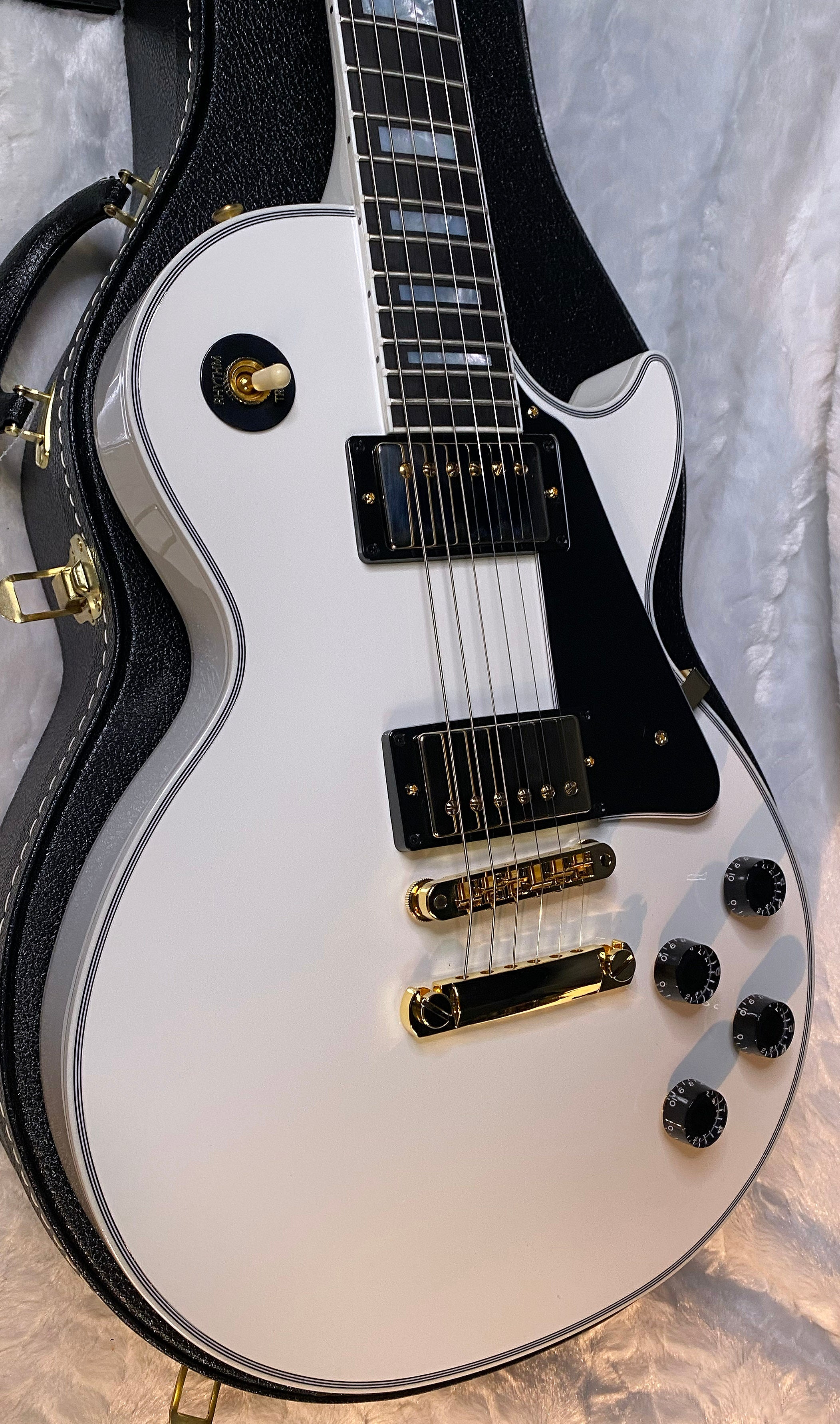 NEW! Gibson Les Paul Custom - Alpine White - Ebony Board - Authorized Dealer - 9.9 lbs - G06440