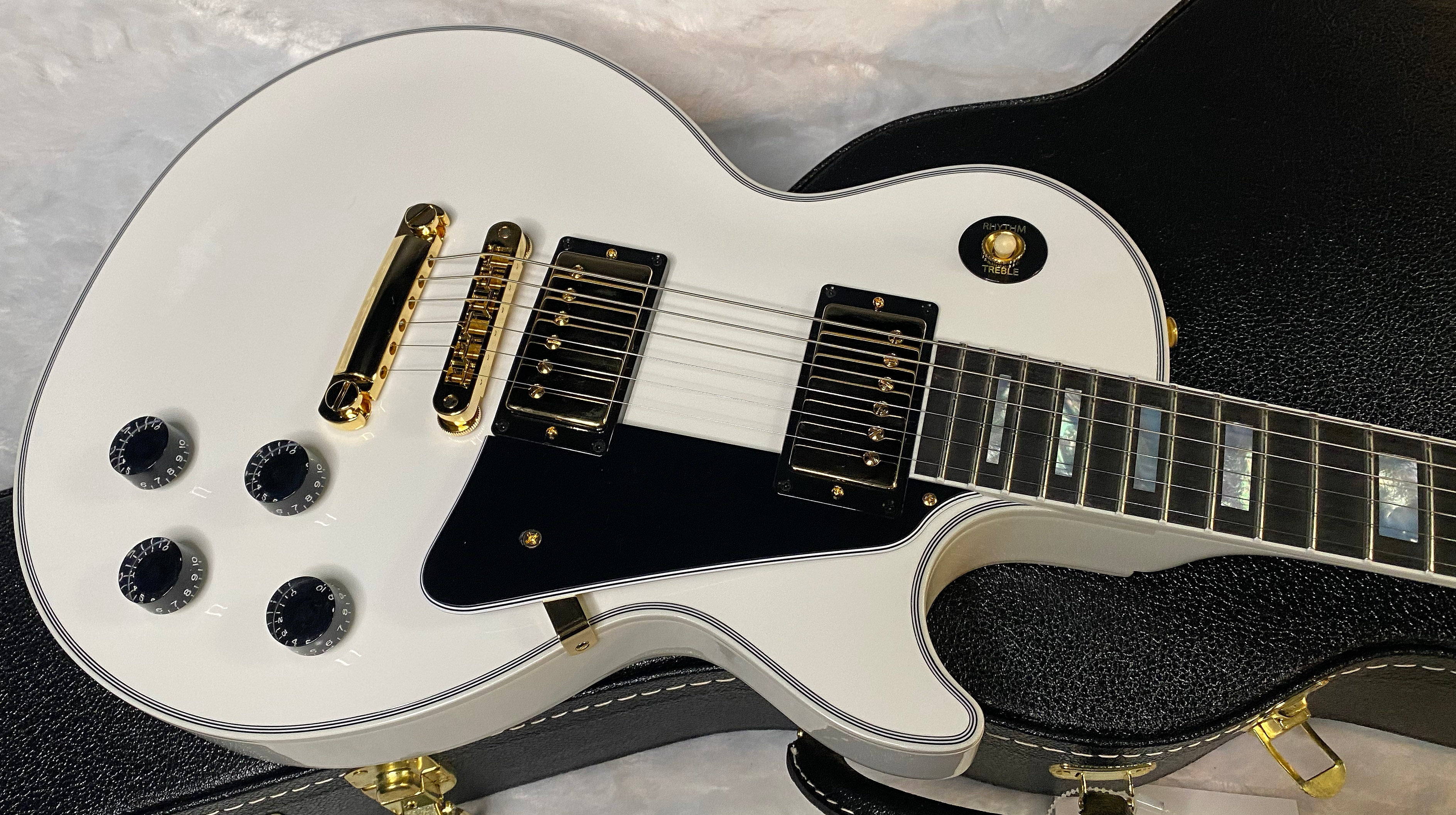 NEW! Gibson Les Paul Custom - Alpine White - Ebony Board - Authorized Dealer - 10.2 lbs - G06474