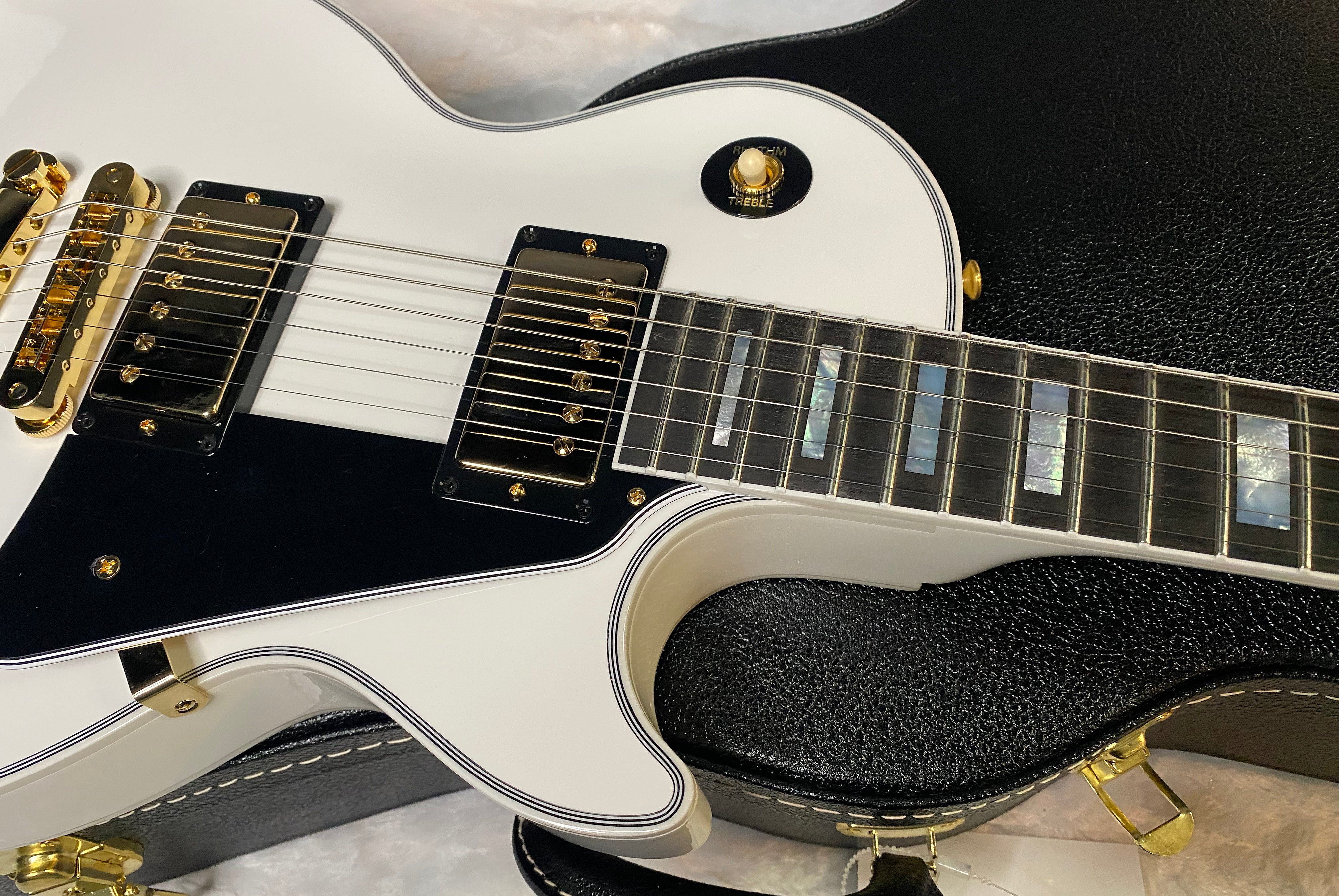 NEW! Gibson Les Paul Custom - Alpine White - Ebony Board - Authorized Dealer - 10.2 lbs - G06474