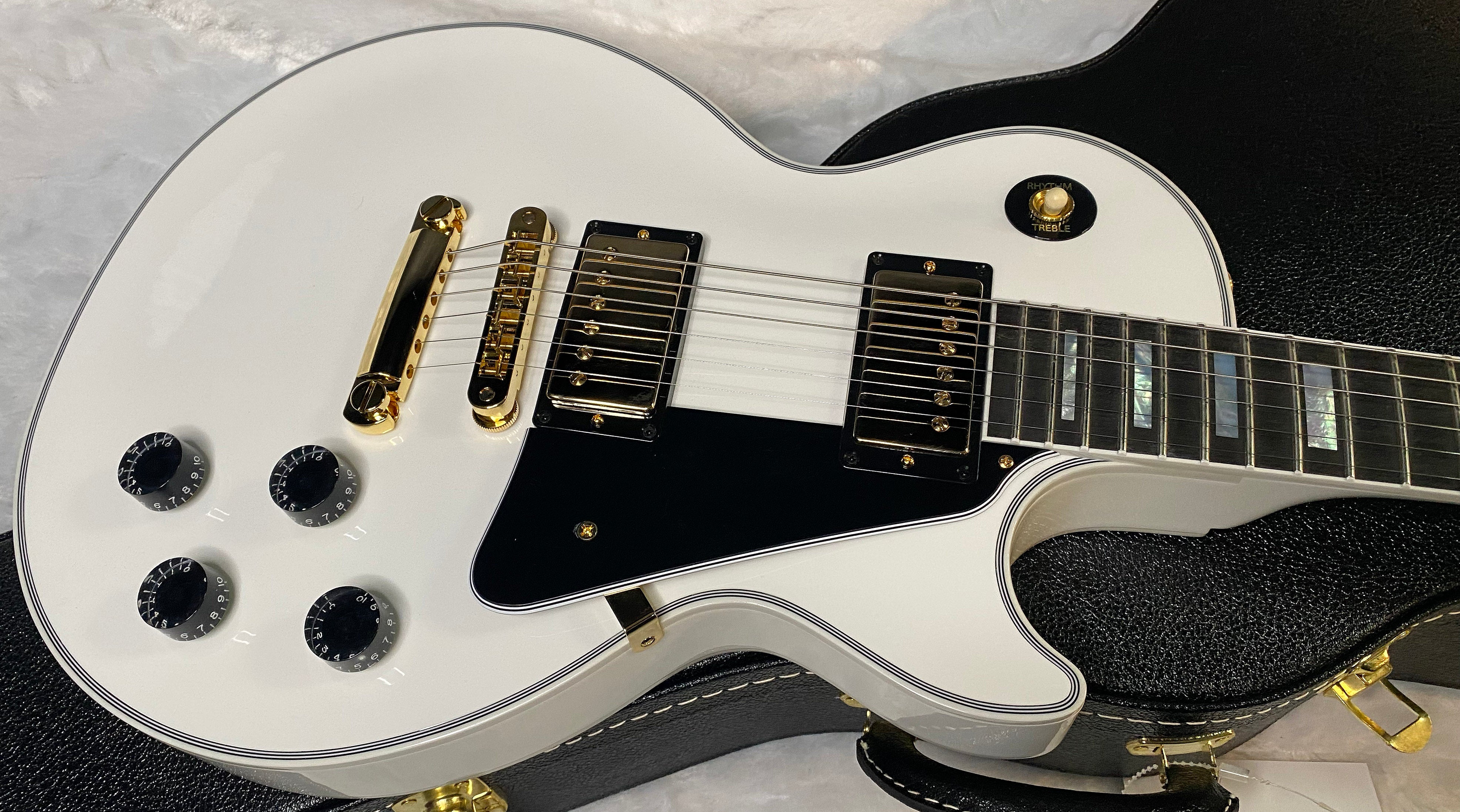 NEW! Gibson Les Paul Custom - Alpine White - Ebony Board - Authorized Dealer - 10.2 lbs - G06474