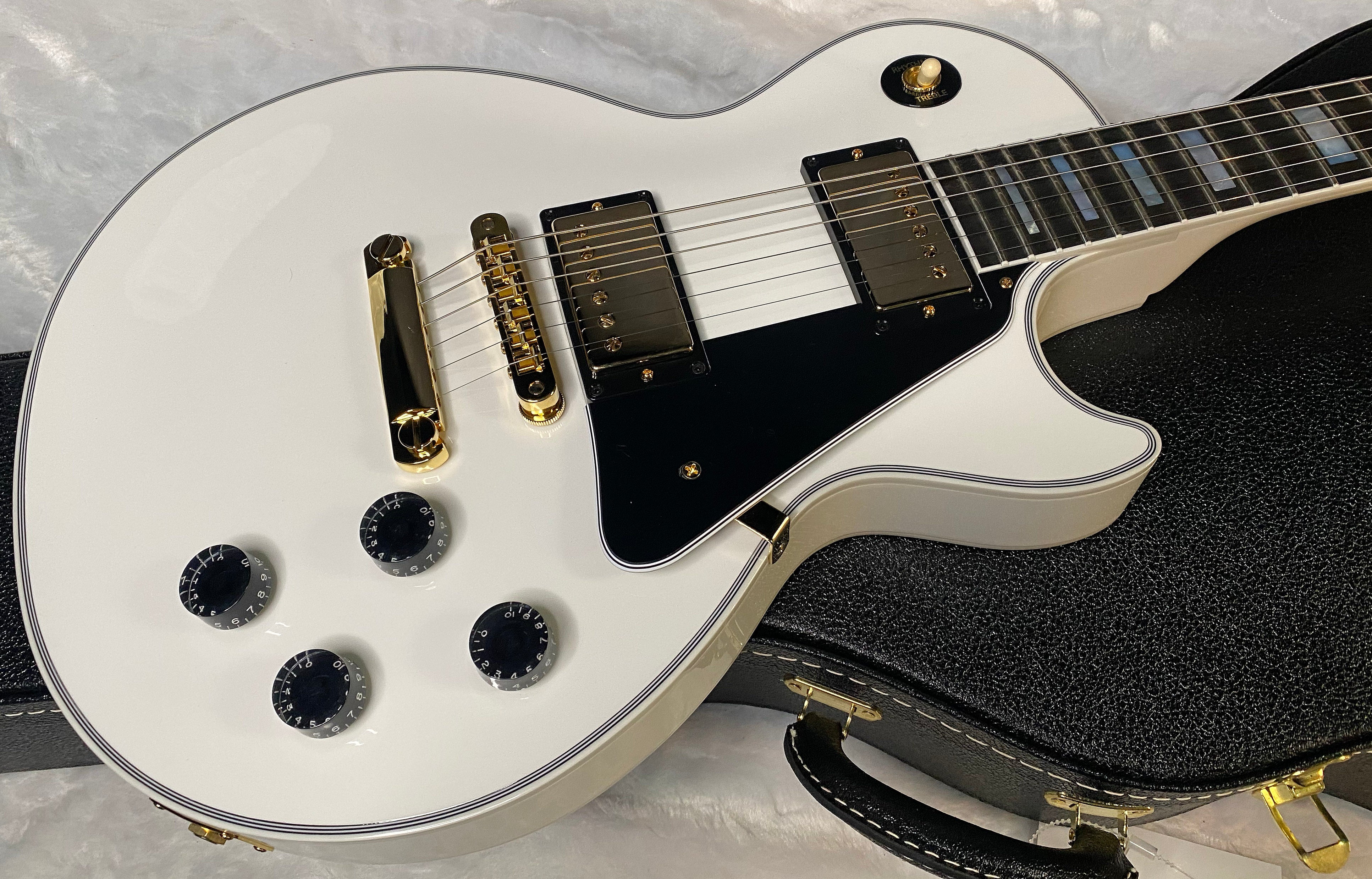 NEW! Gibson Les Paul Custom - Alpine White - Ebony Board - Authorized Dealer - 10.2 lbs - G06474