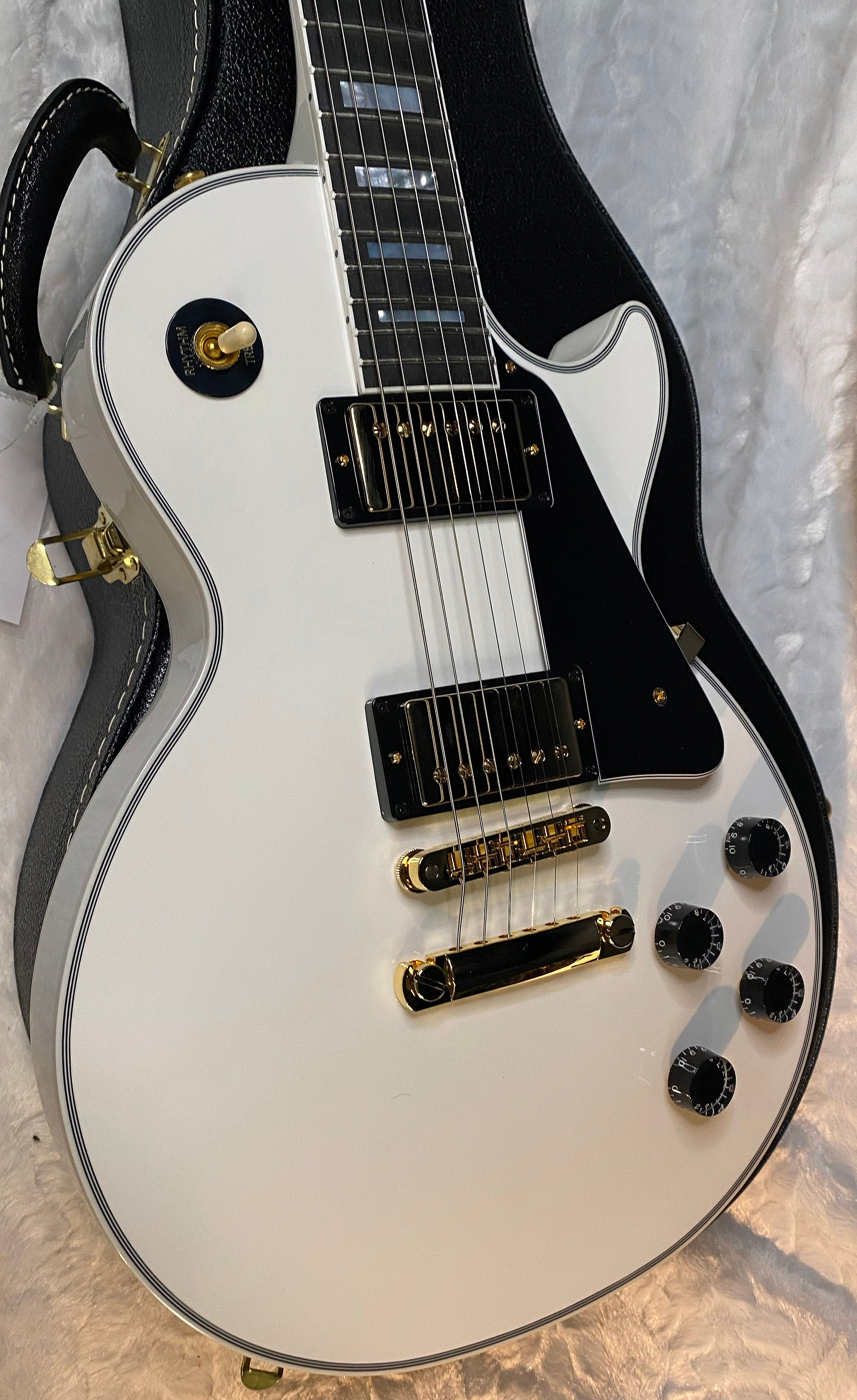 NEW! Gibson Les Paul Custom - Alpine White - Ebony Board - Authorized Dealer - 10.2 lbs - G06474