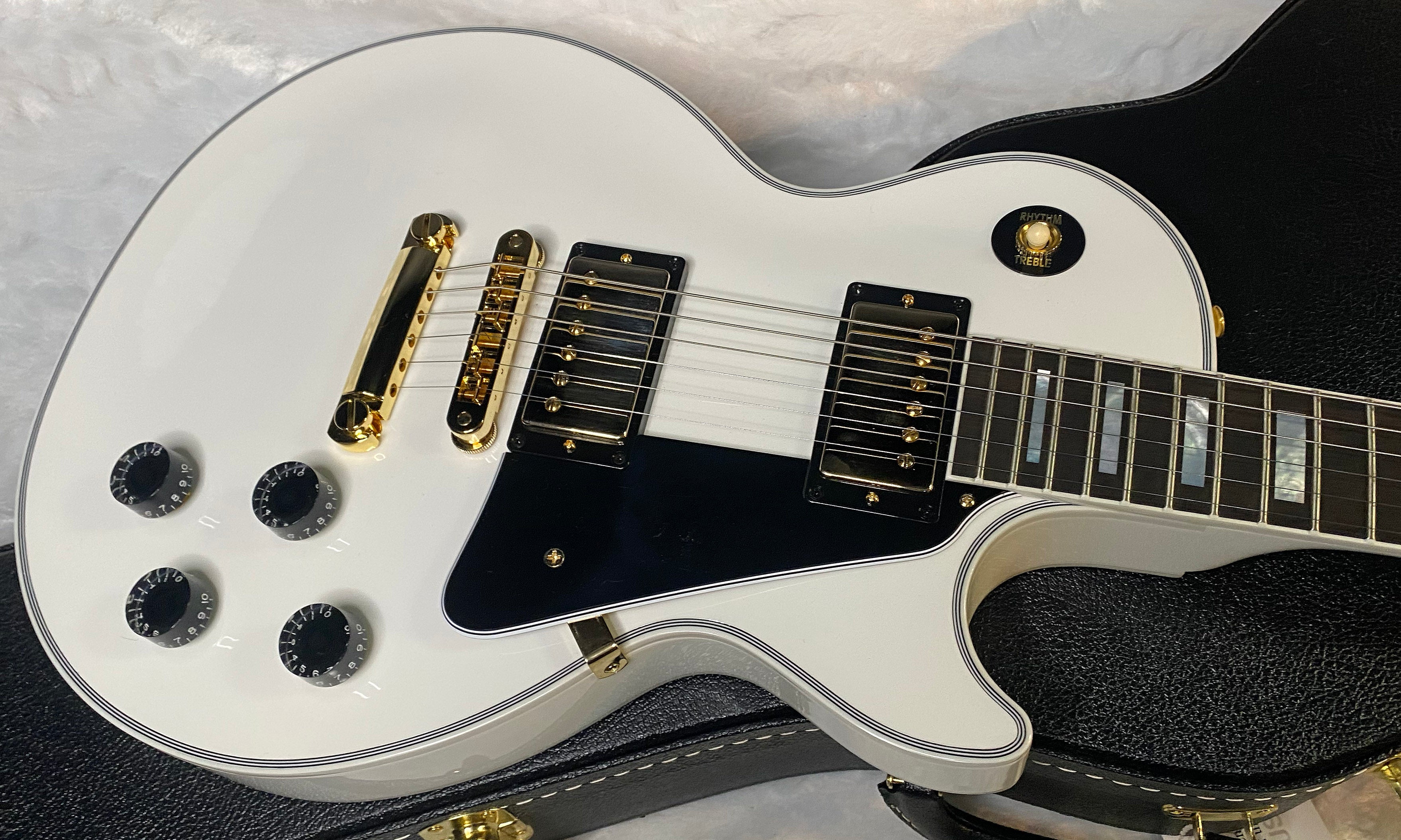 NEW! Gibson Les Paul Custom - Alpine White - Ebony Board - Authorized Dealer - 10.3 lbs - G06430