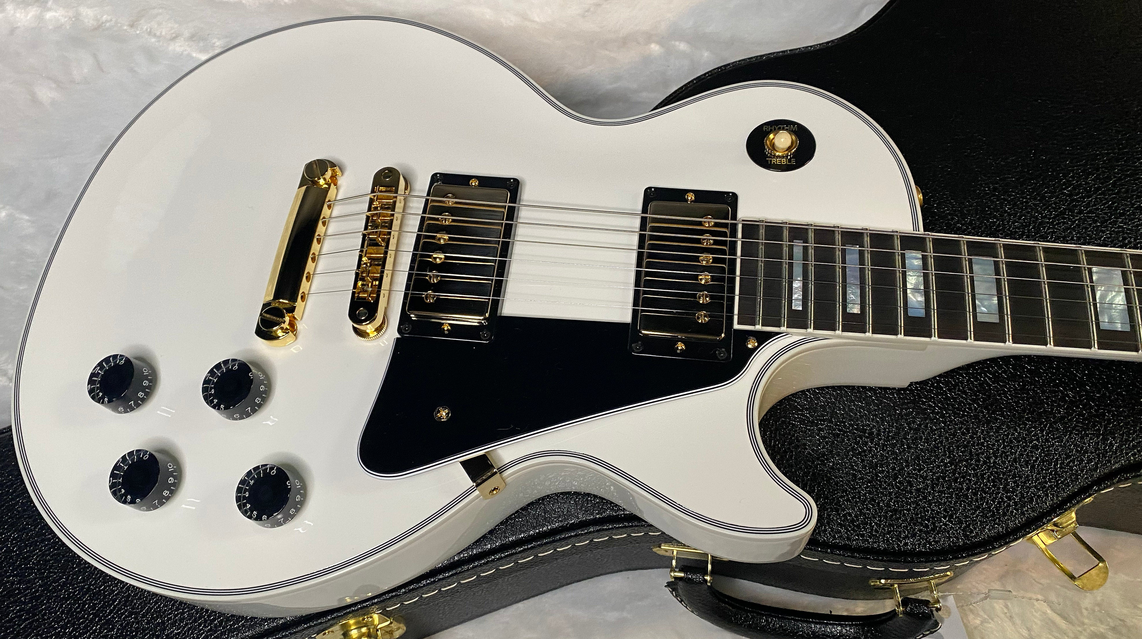 NEW! Gibson Les Paul Custom - Alpine White - Ebony Board - Authorized Dealer - Only 9.4 lbs - G06445