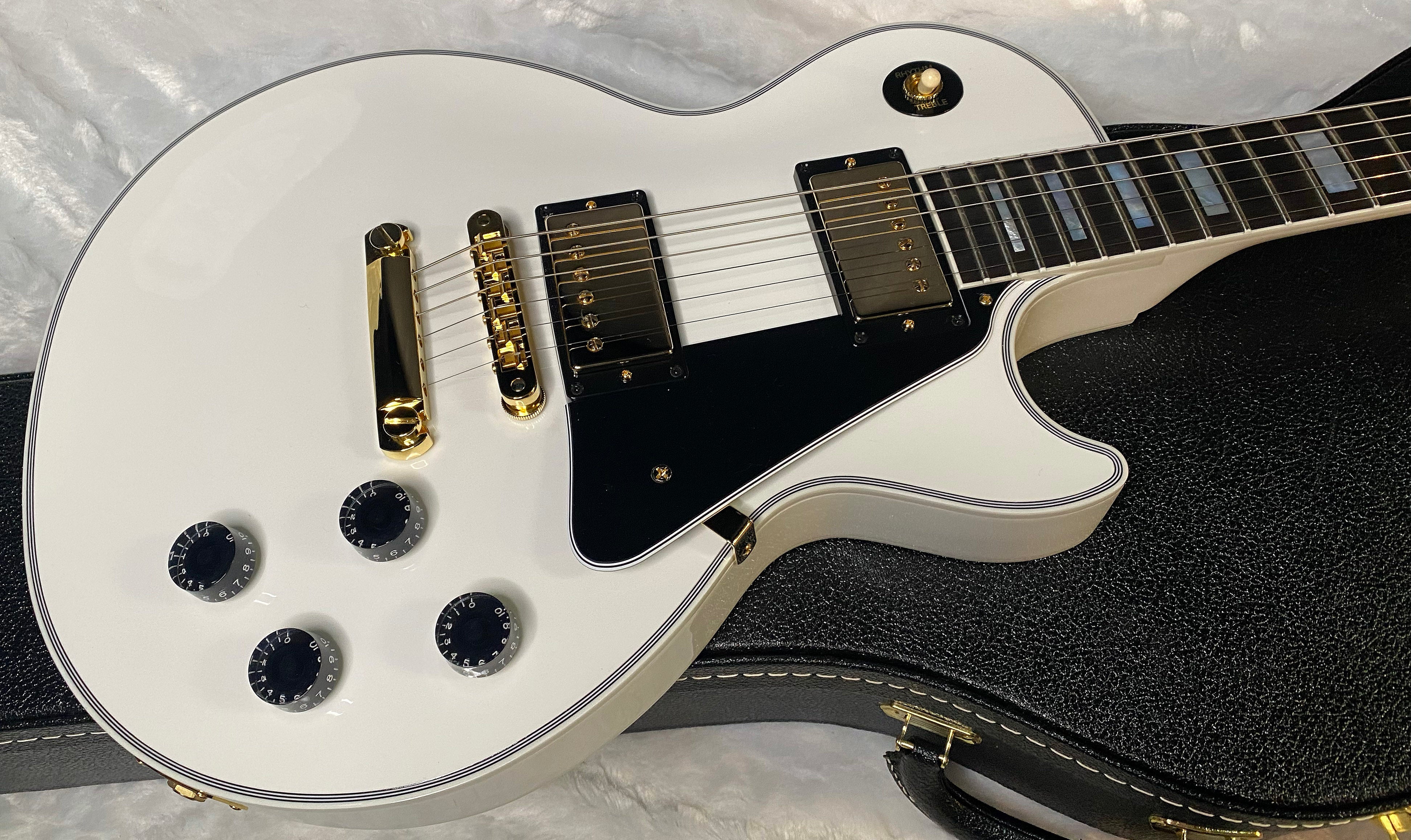 NEW! Gibson Les Paul Custom - Alpine White - Ebony Board - Authorized Dealer - Only 9.4 lbs - G06445