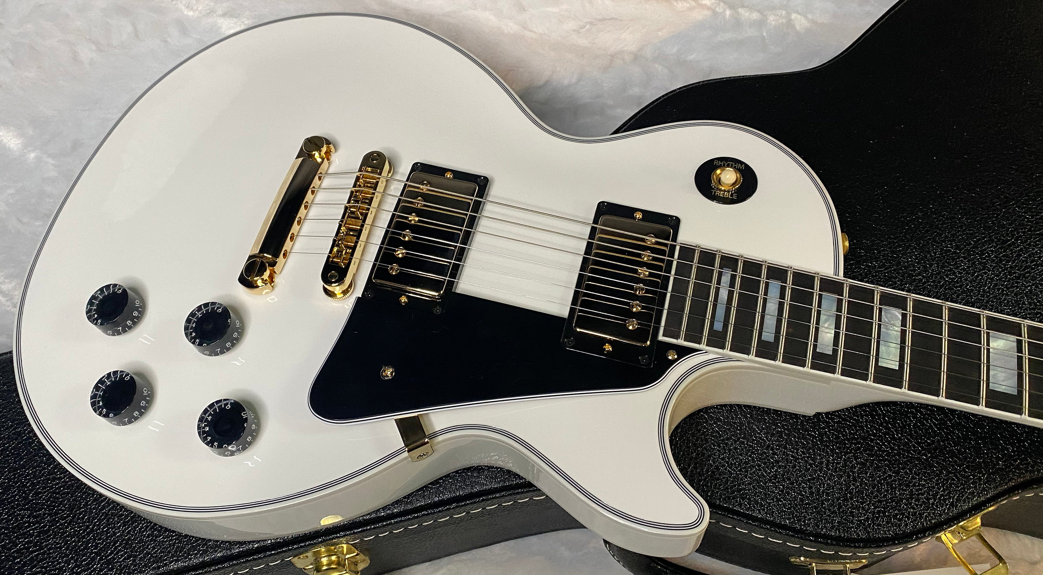 NEW! Gibson Les Paul Custom - Alpine White - Ebony Board - Authorized Dealer - 11.1 lbs WOW! - G06452