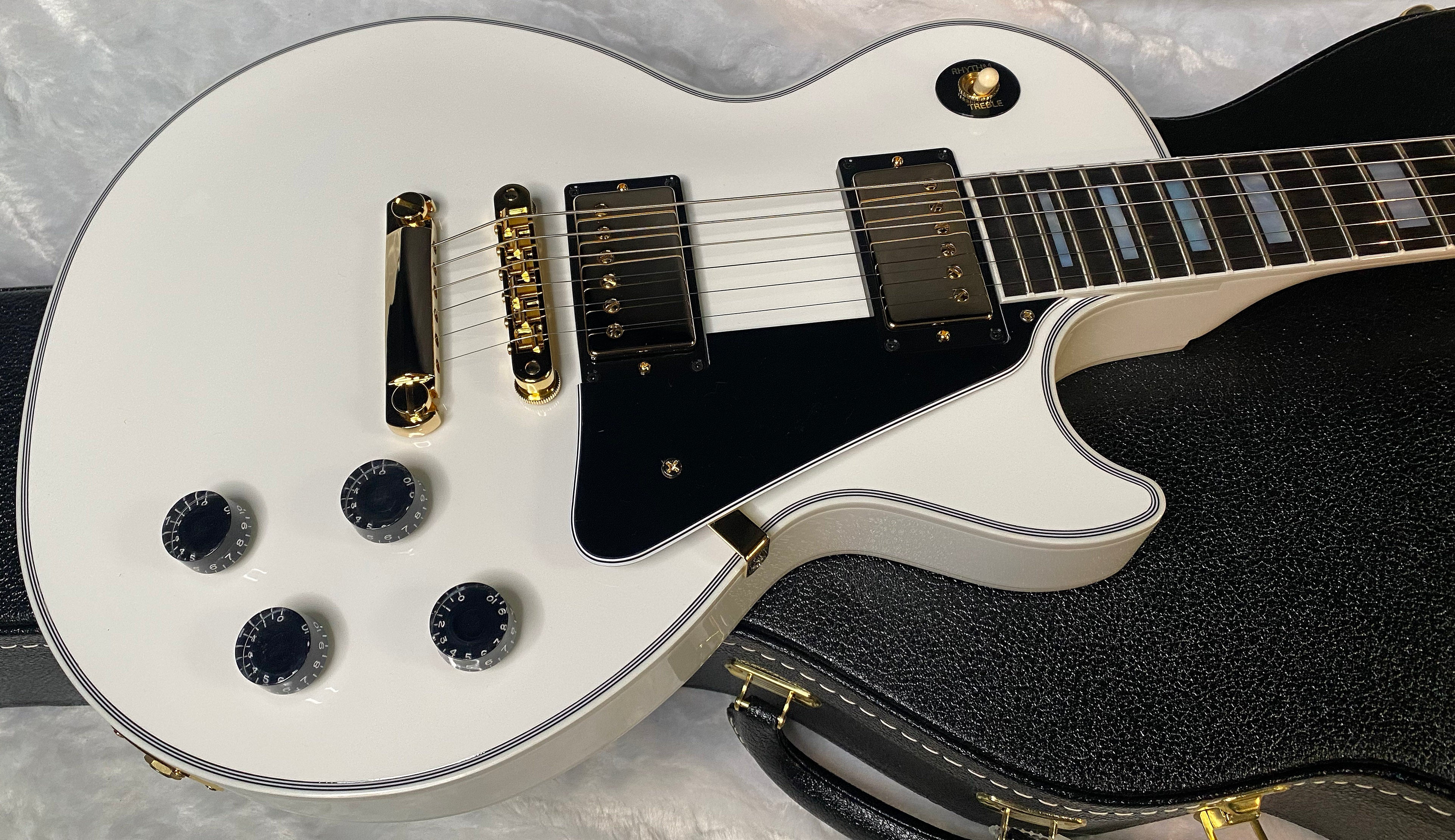 NEW! Gibson Les Paul Custom - Alpine White - Ebony Board - Authorized Dealer - 11.1 lbs WOW! - G06452
