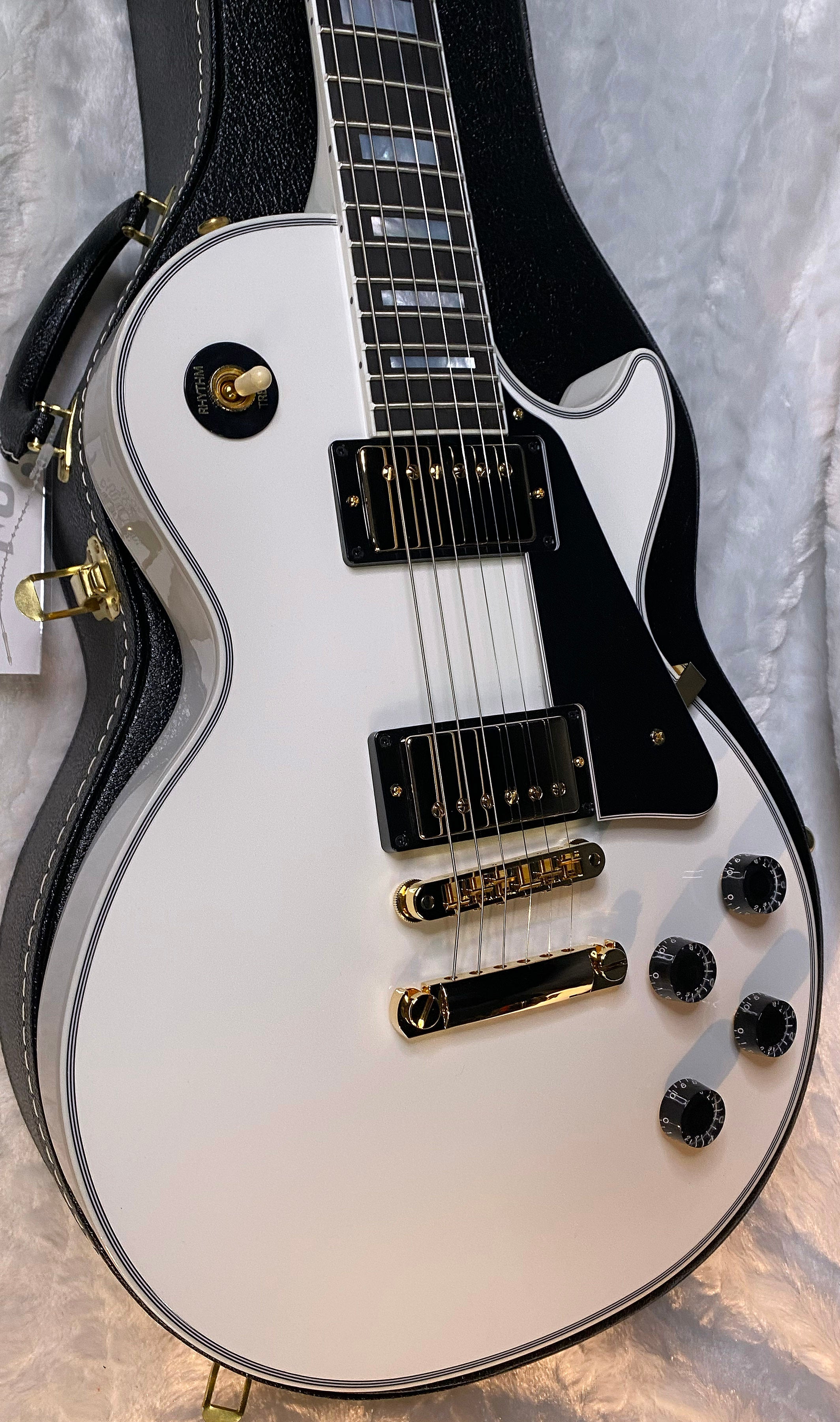 NEW! Gibson Les Paul Custom - Alpine White - Ebony Board - Authorized Dealer - 11.1 lbs WOW! - G06452