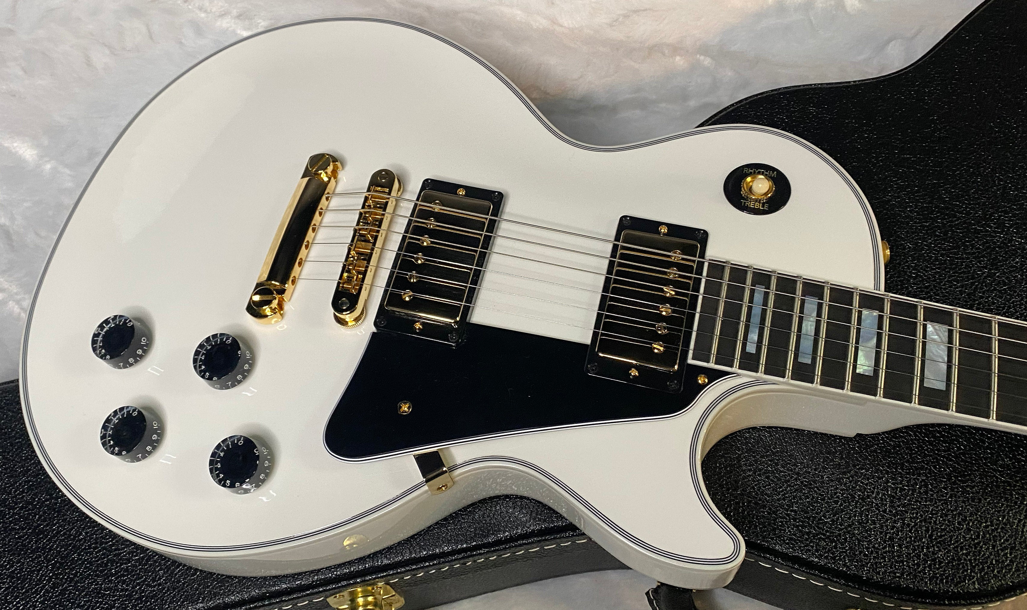 NEW! Gibson Les Paul Custom - Alpine White - Ebony Board - Authorized Dealer - 10.1 lbs - G06442