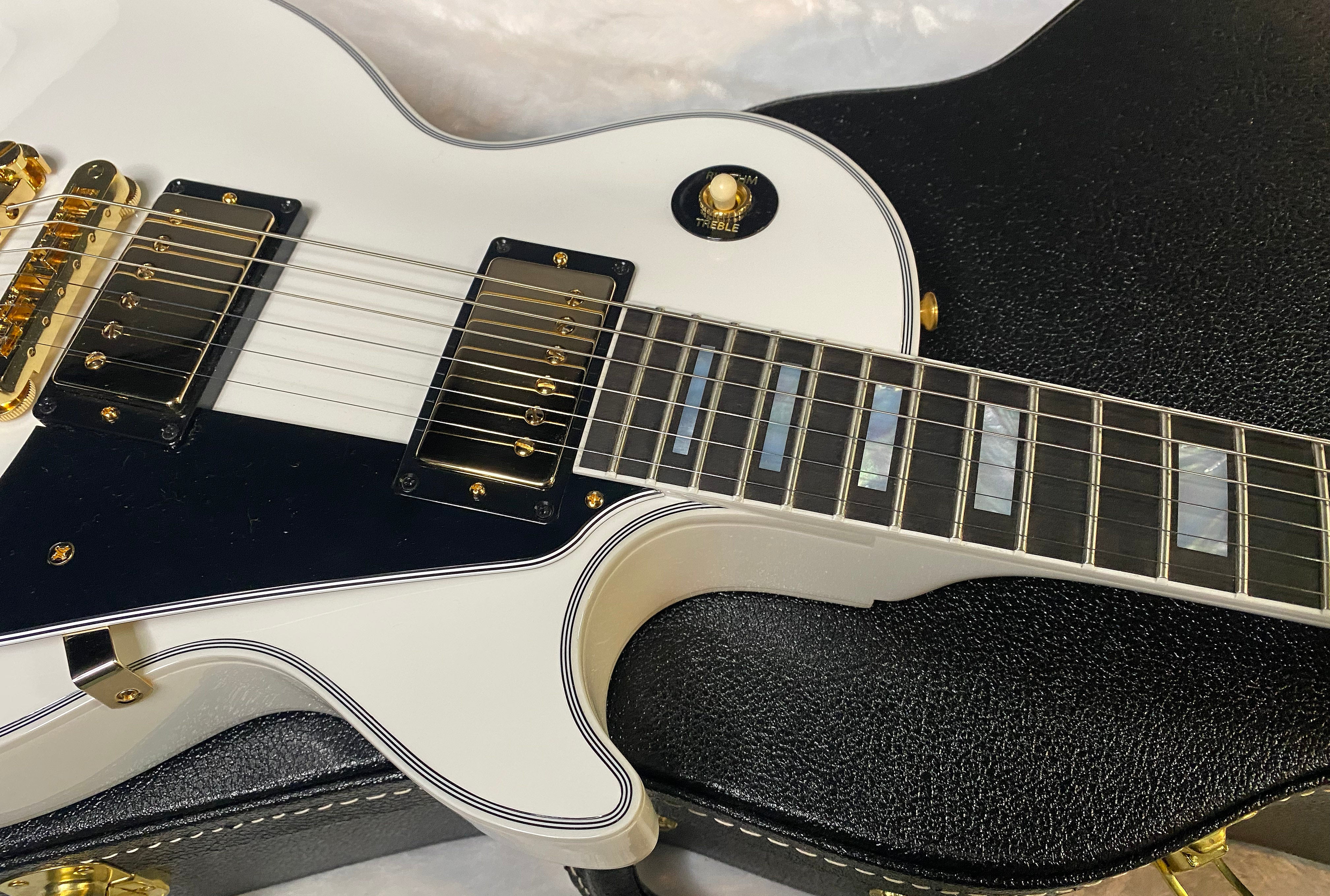 NEW! Gibson Les Paul Custom - Alpine White - Ebony Board - Authorized Dealer - 10.1 lbs - G06442