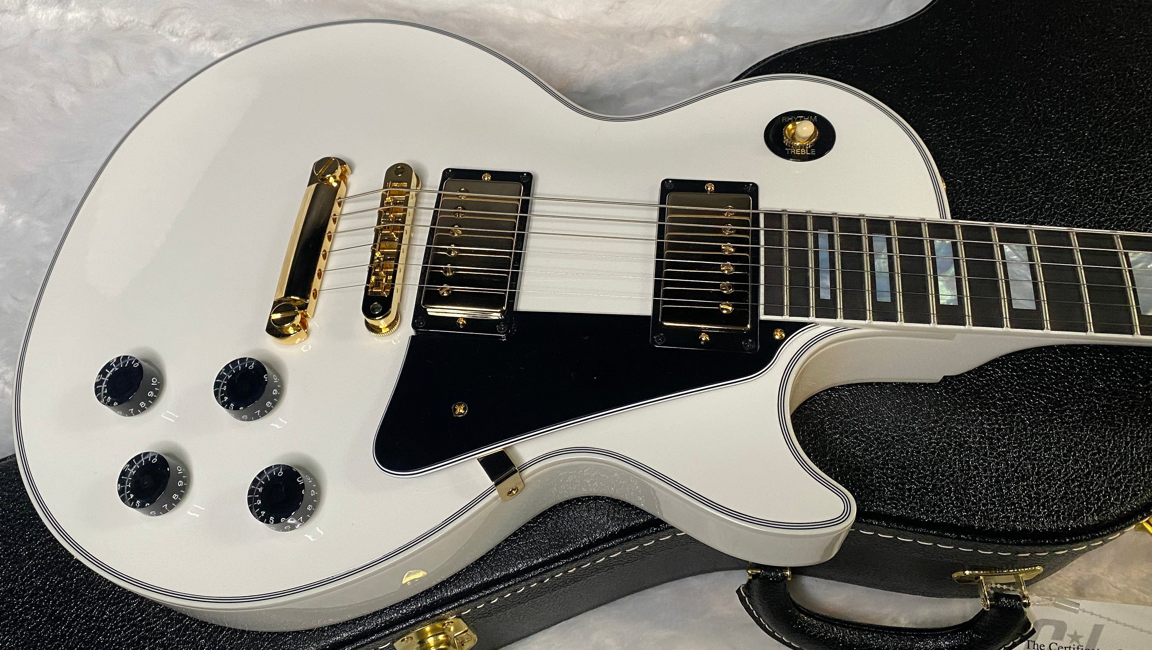 NEW! Gibson Les Paul Custom - Alpine White - Ebony Board - Authorized Dealer - 10.1 lbs - G06442
