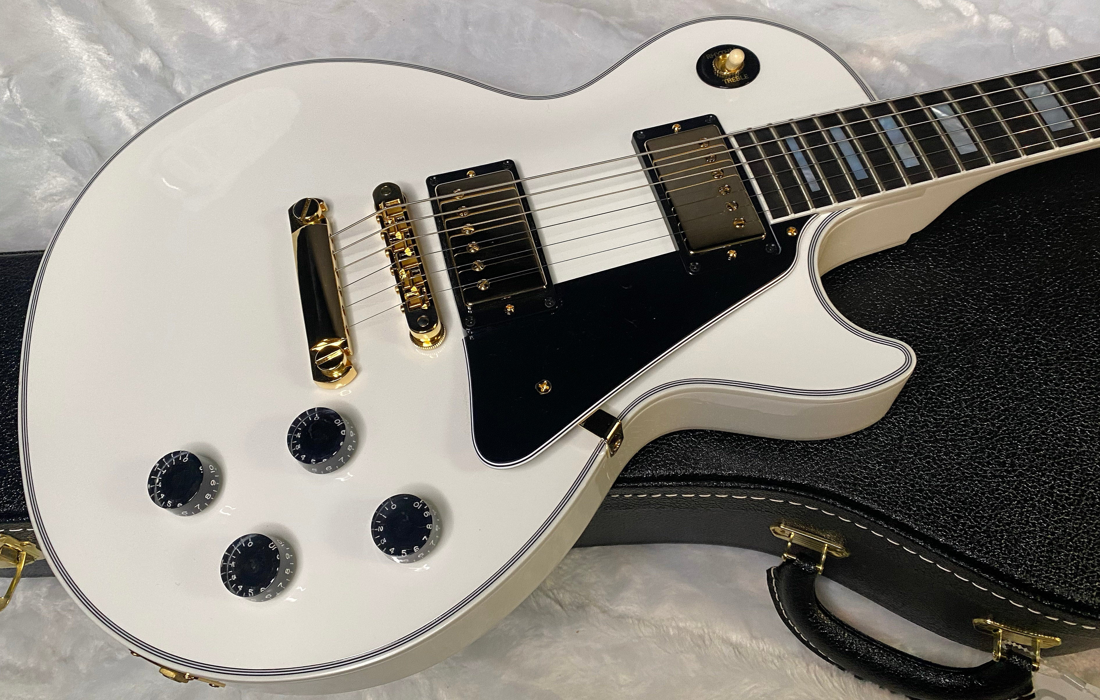 NEW! Gibson Les Paul Custom - Alpine White - Ebony Board - Authorized Dealer - 10.1 lbs - G06442