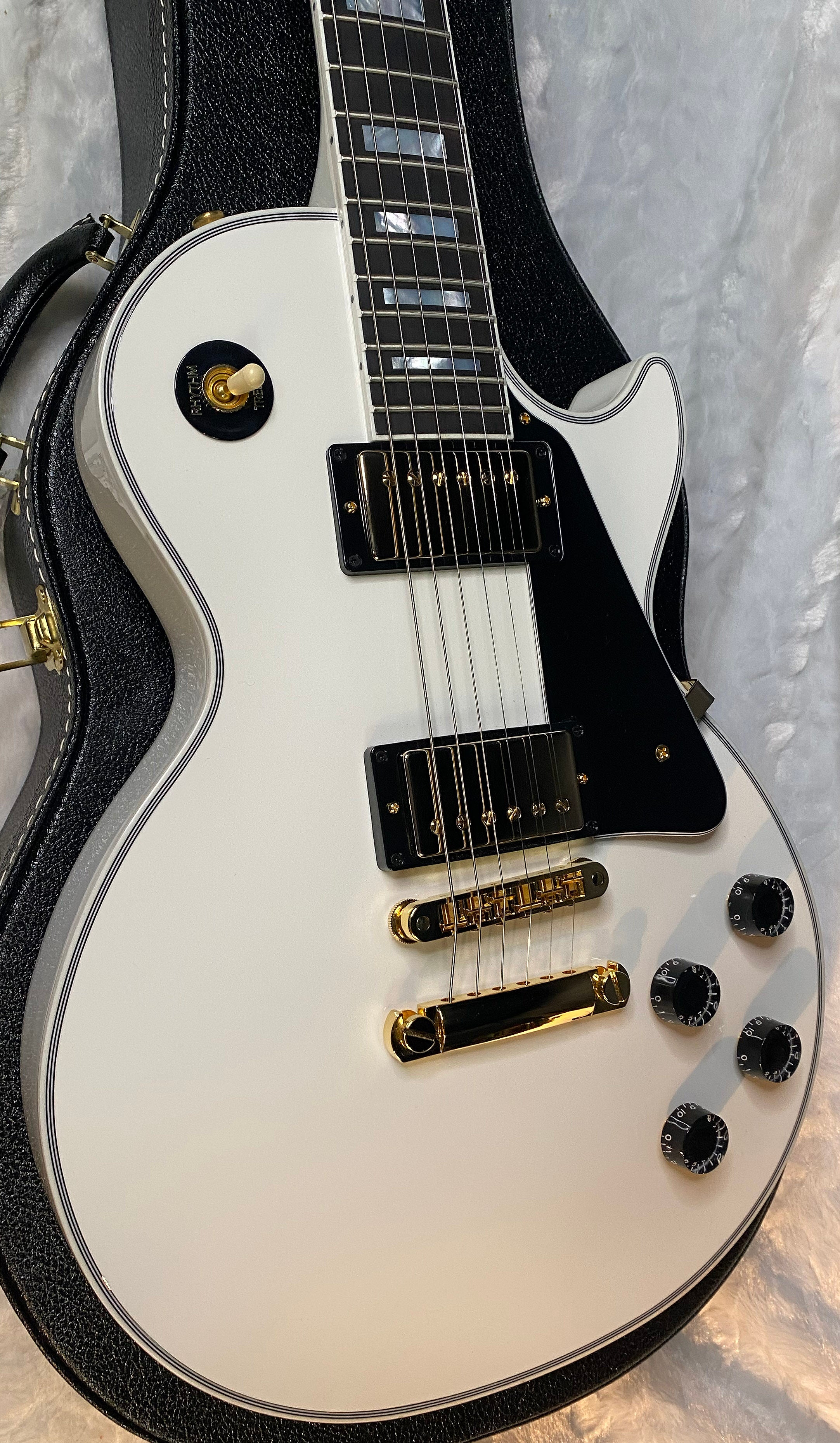 NEW! Gibson Les Paul Custom - Alpine White - Ebony Board - Authorized Dealer - 10.1 lbs - G06442