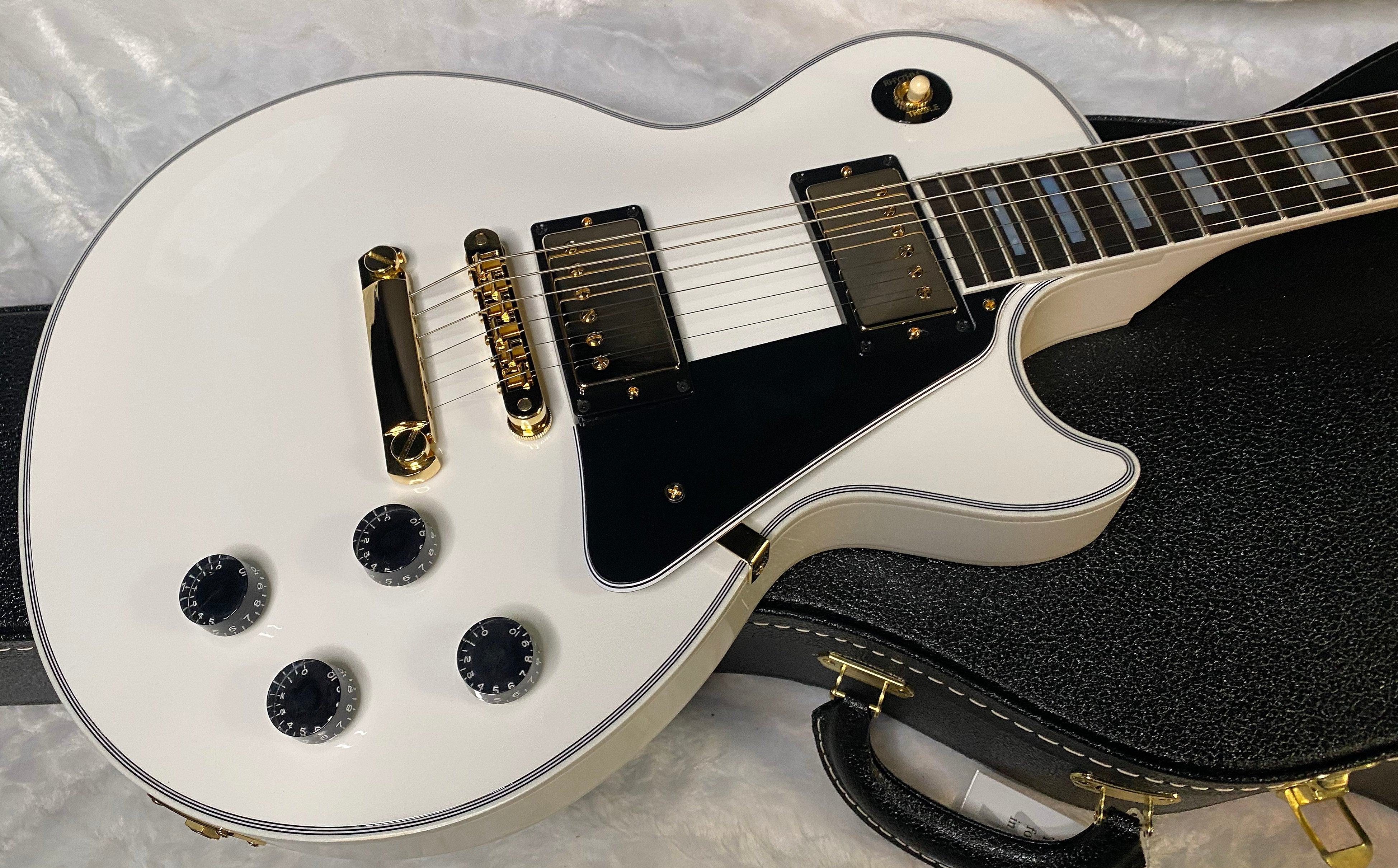 NEW! Gibson Les Paul Custom - Alpine White - Ebony Board - Authorized Dealer - Only 9.4lbs - G06414