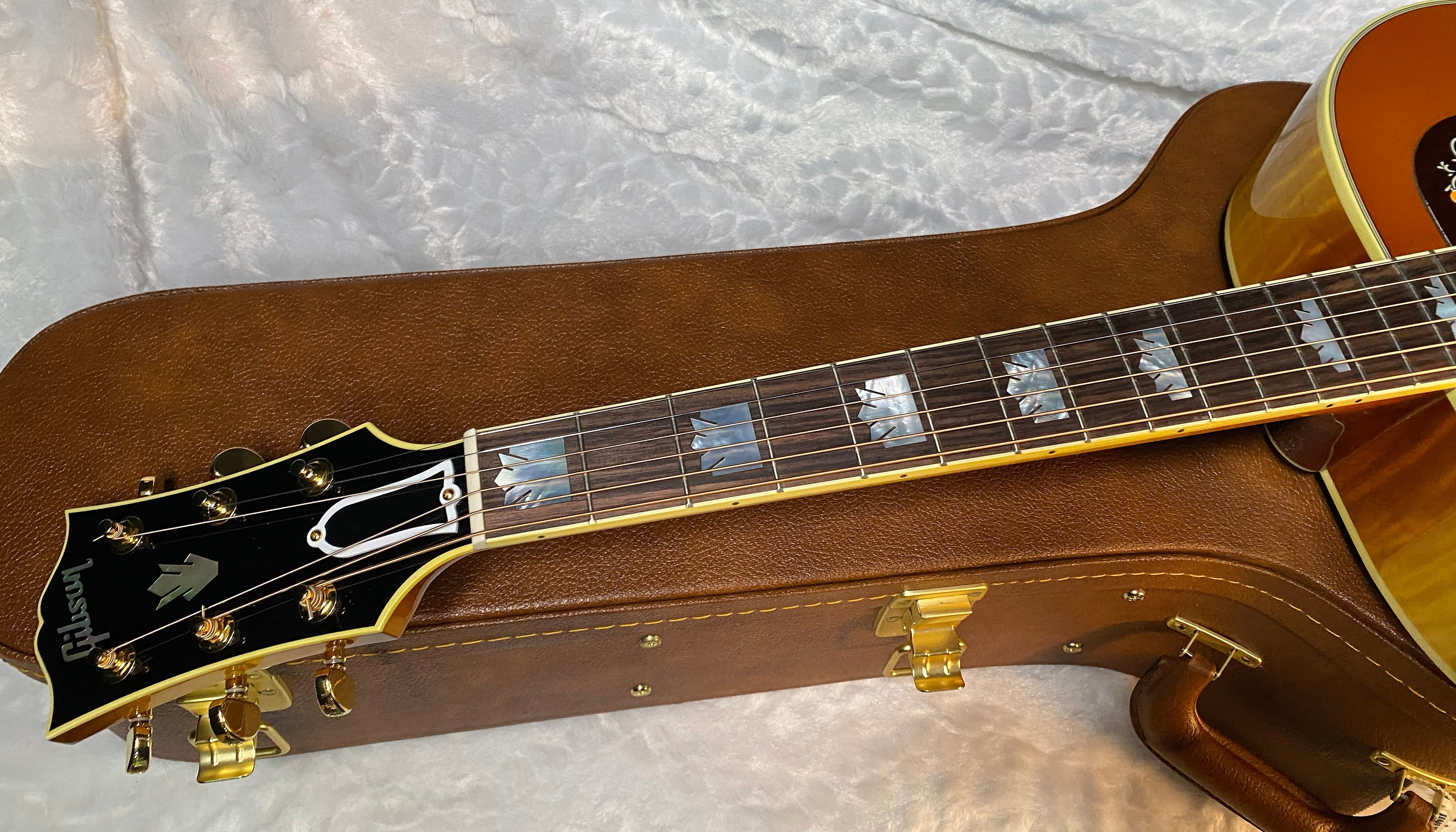 NEW! ! Gibson SJ-200 Original Acoustic Electric - Heritage Cherry Sunburst - Authorized Dealer - 5.4 lbs - G05443