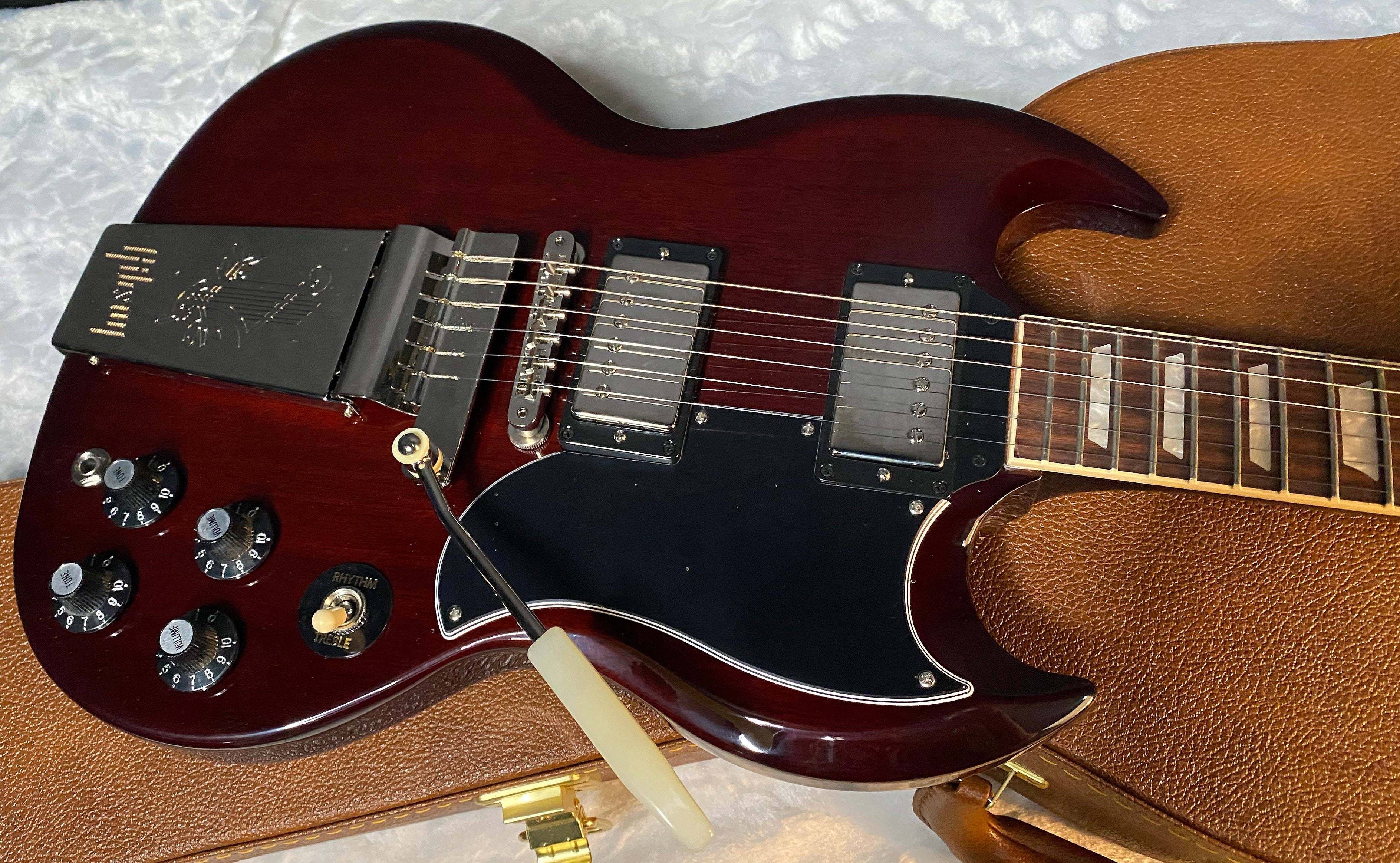 NEW ! Gibson LIMITED EDITION SG Standard '61 Maestro Vibrola T-Type Aged Cherry ANGUS YOUNG Inspired AC/DC - Authorized Dealer - 6.7lbs - G06109