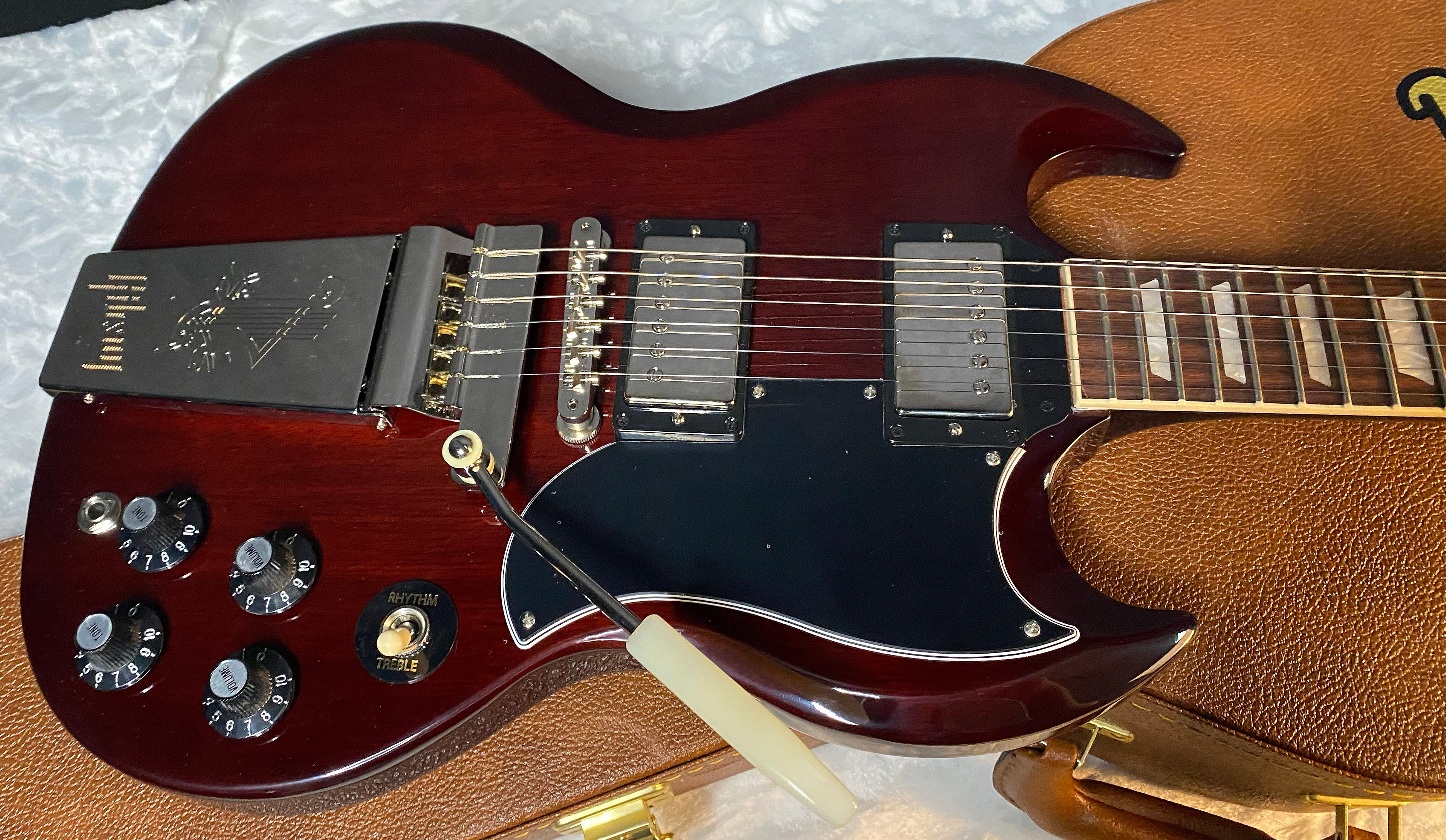 NEW ! Gibson LIMITED EDITION SG Standard '61 Maestro Vibrola T-Type Aged Cherry ANGUS YOUNG Inspired AC/DC - Authorized Dealer - 6.7lbs - G06109