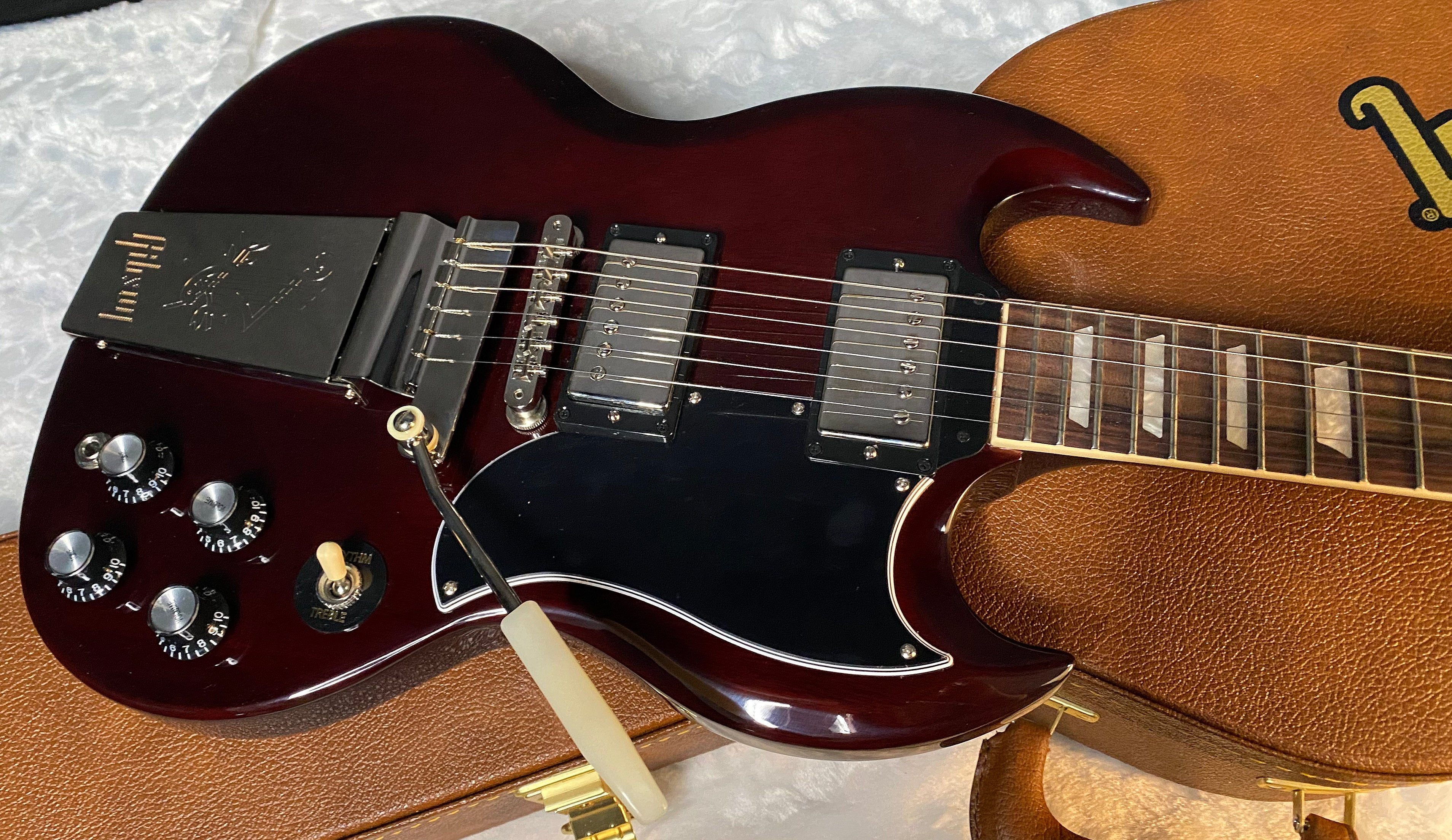 NEW ! Gibson LIMITED EDITION SG Standard '61 Maestro Vibrola T-Type Aged Cherry ANGUS YOUNG Inspired AC/DC - Authorized Dealer - 6.85lbs - G06103