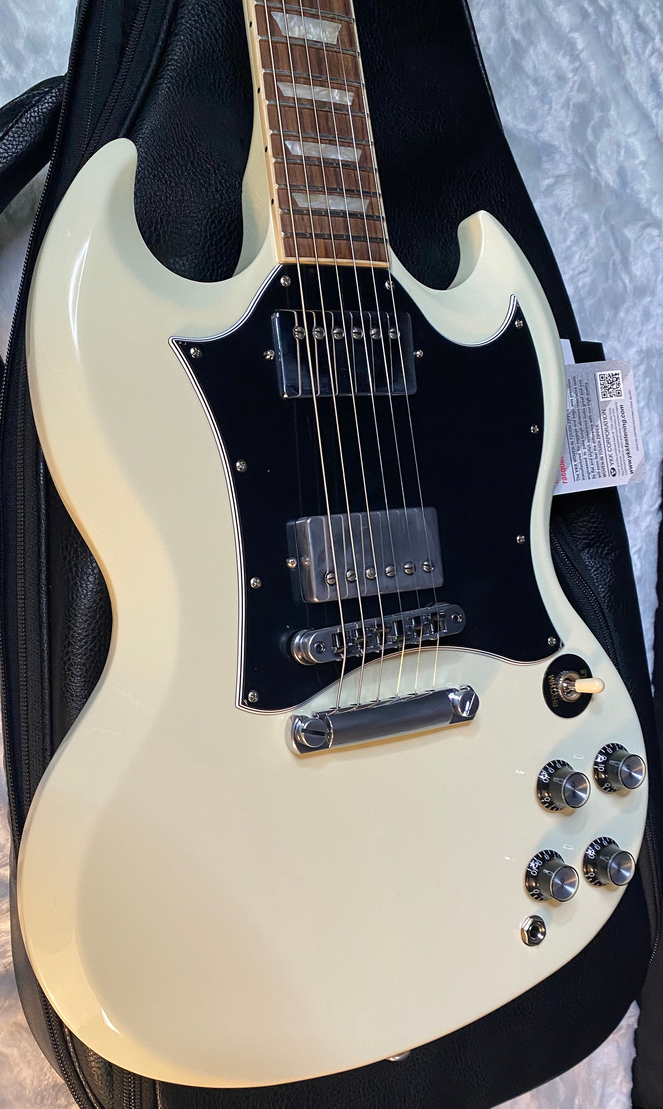 NEW ! Gibson SG Standard - Classic White Finish - Original Gibson Leather Gig Bag - Authorized Dealer - Only 6.1 lbs - G06177