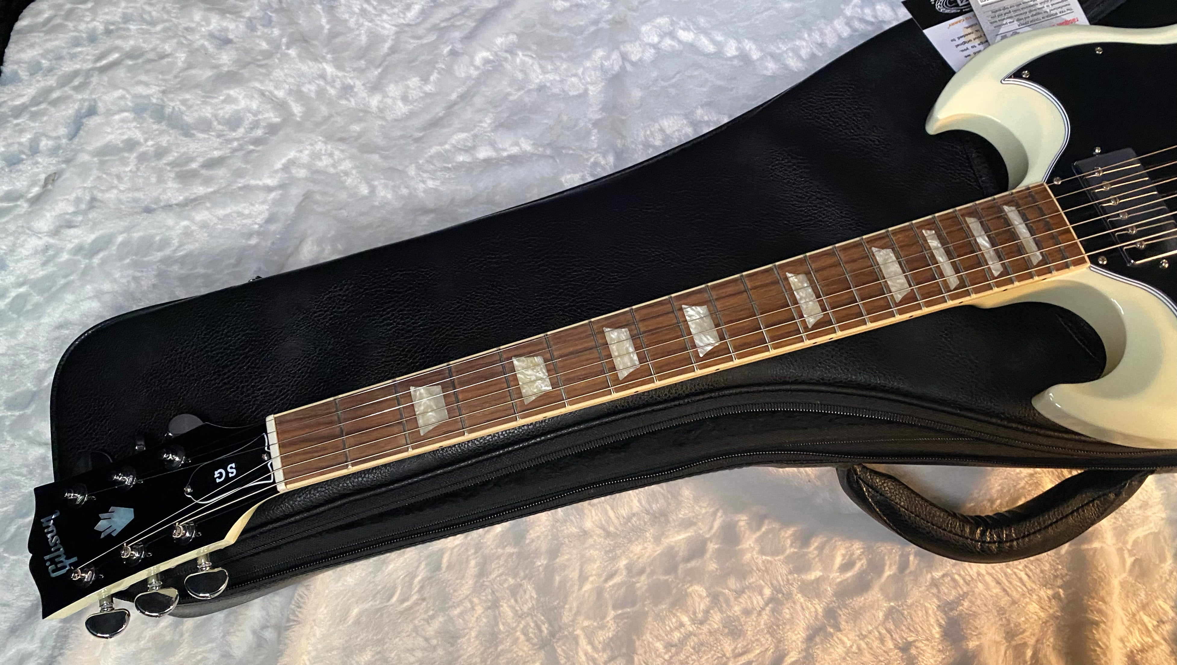 NEW ! Gibson SG Standard - Classic White Finish - Original Gibson Leather Gig Bag - Authorized Dealer - Only 6.1 lbs - G06177