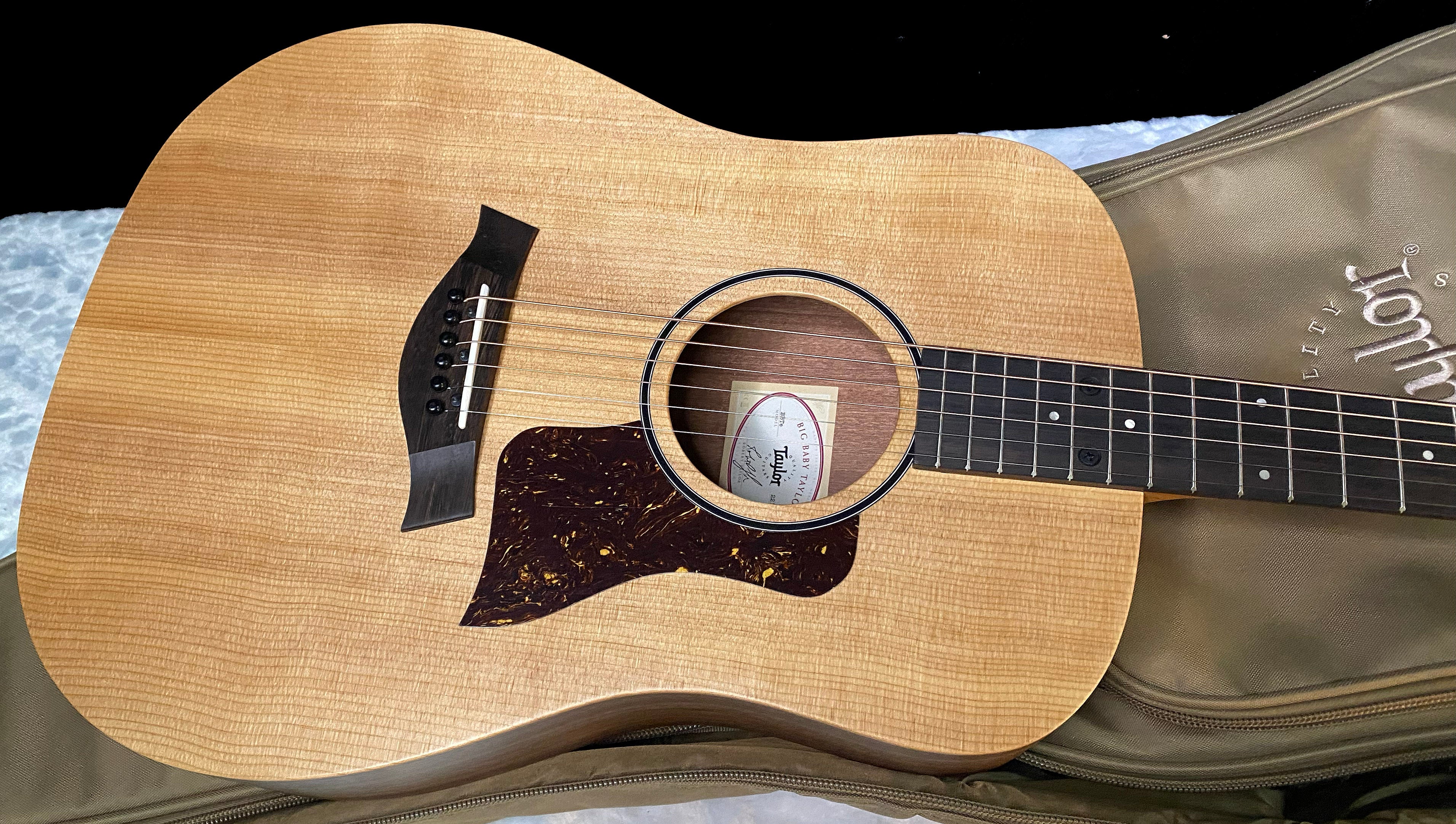 NEW! Taylor Big Baby Taylor BBTe Acoustic-electric Guitar - Natural Sitka Spruce - 4lbs - Authorized Dealer - G06202