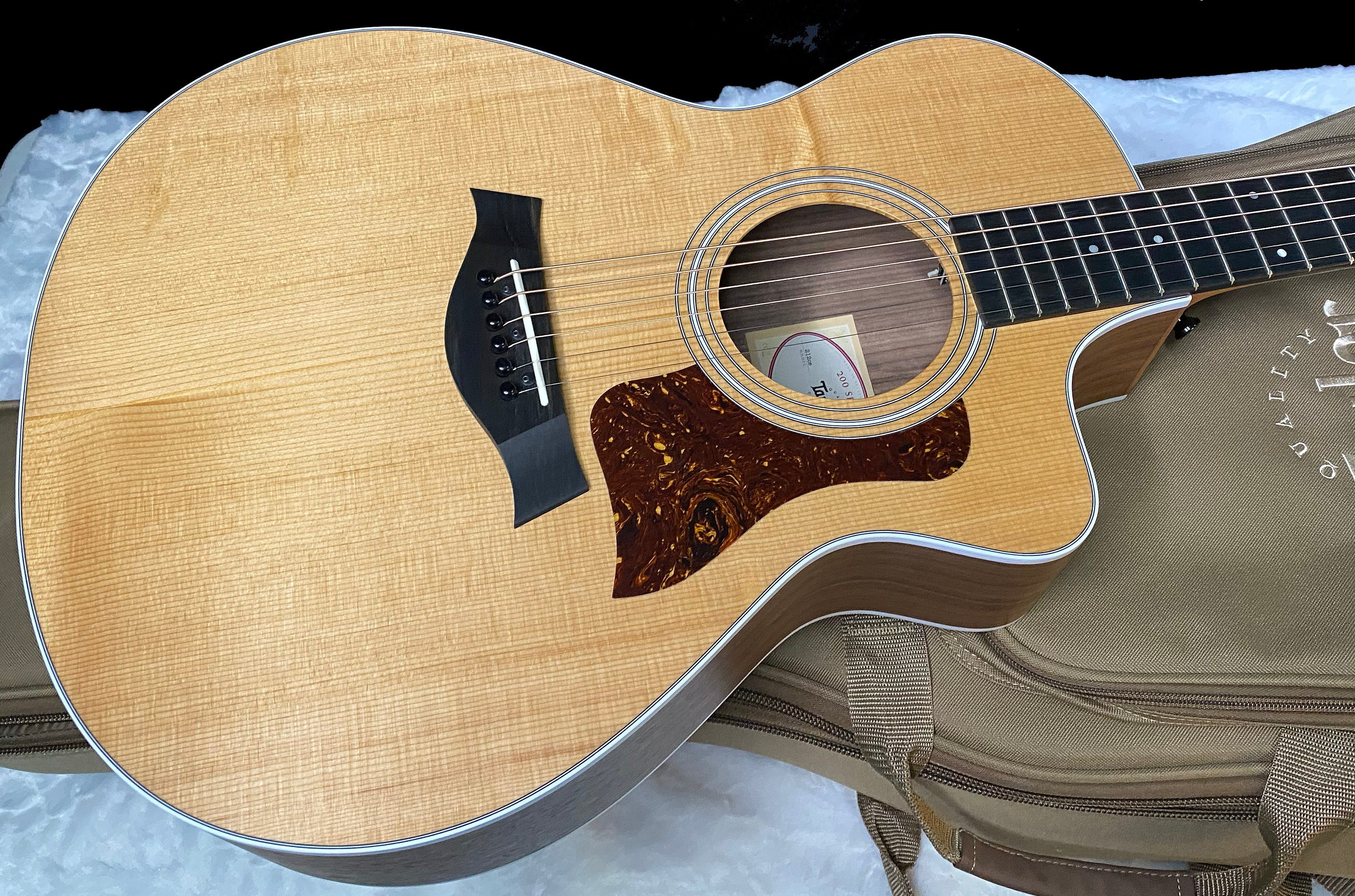 NEW! Taylor 212ce Grand Concert Acoustic-Electric Guitar Natural Finish - 4.1lbs - Authorized Dealer - G06226