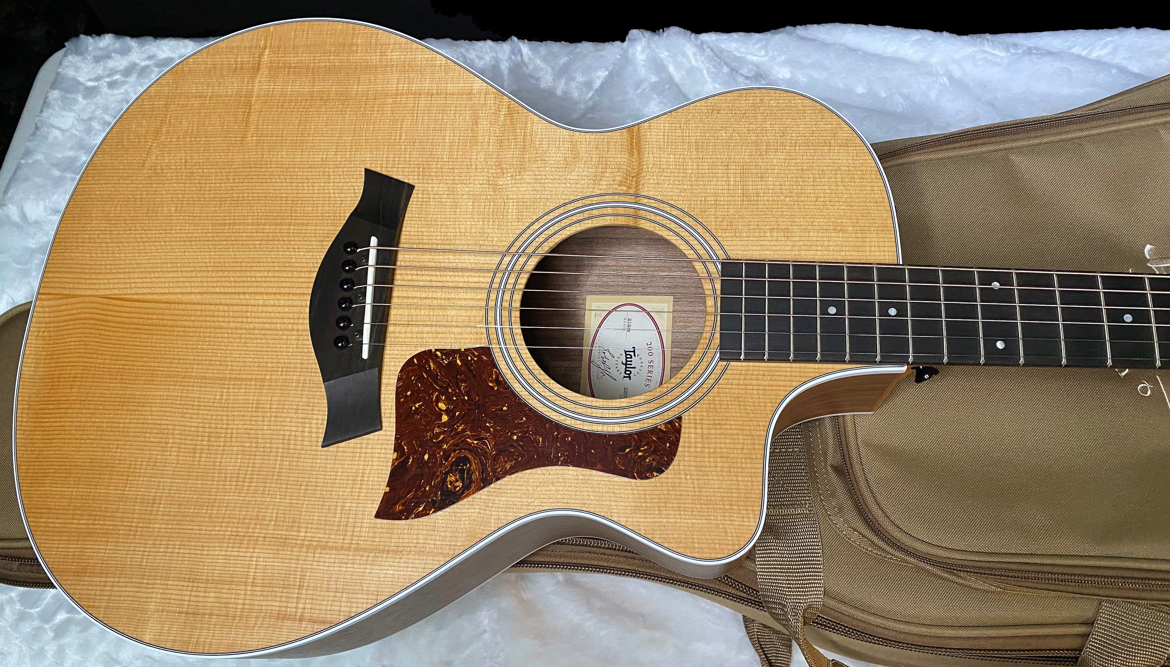 NEW! Taylor 212ce Grand Concert Acoustic-Electric Guitar Natural Finish - 4.1lbs - Authorized Dealer - G06226