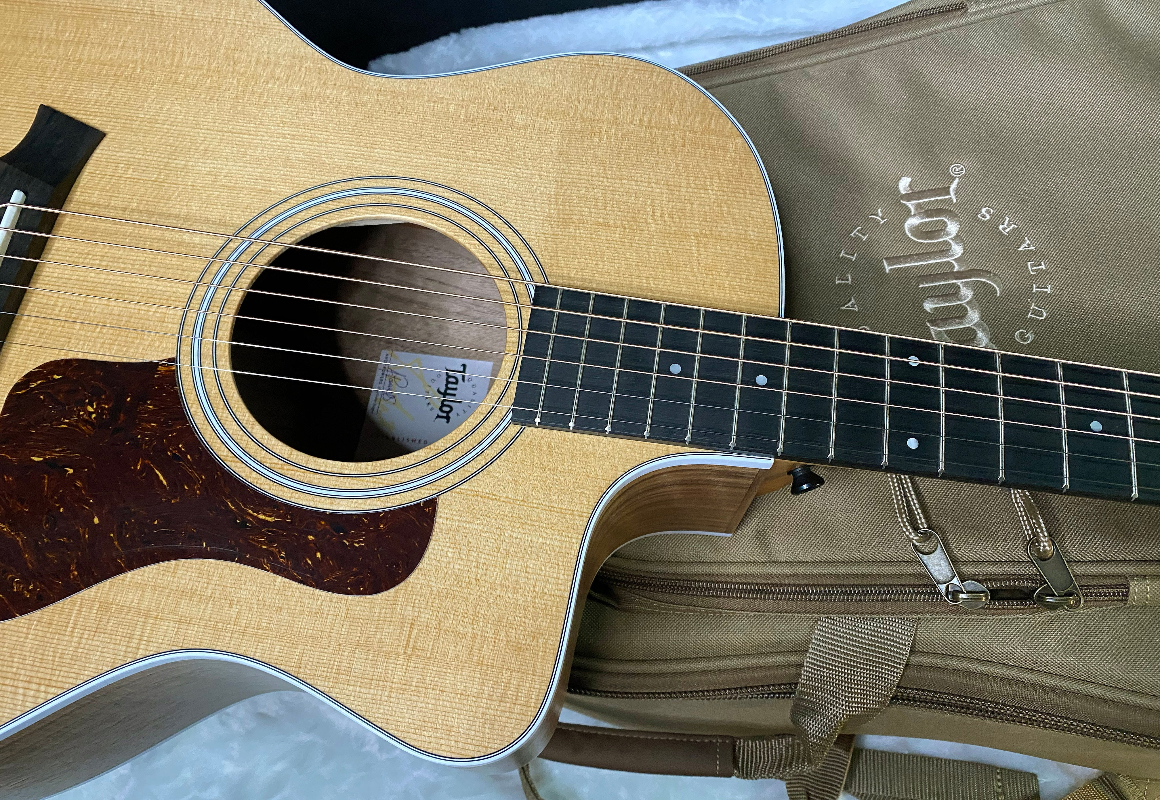 NEW! Taylor 214ce Grand Auditorium Acoustic-Electric Guitar Natural Finish - 4.55lbs - Authorized Dealer - G06229
