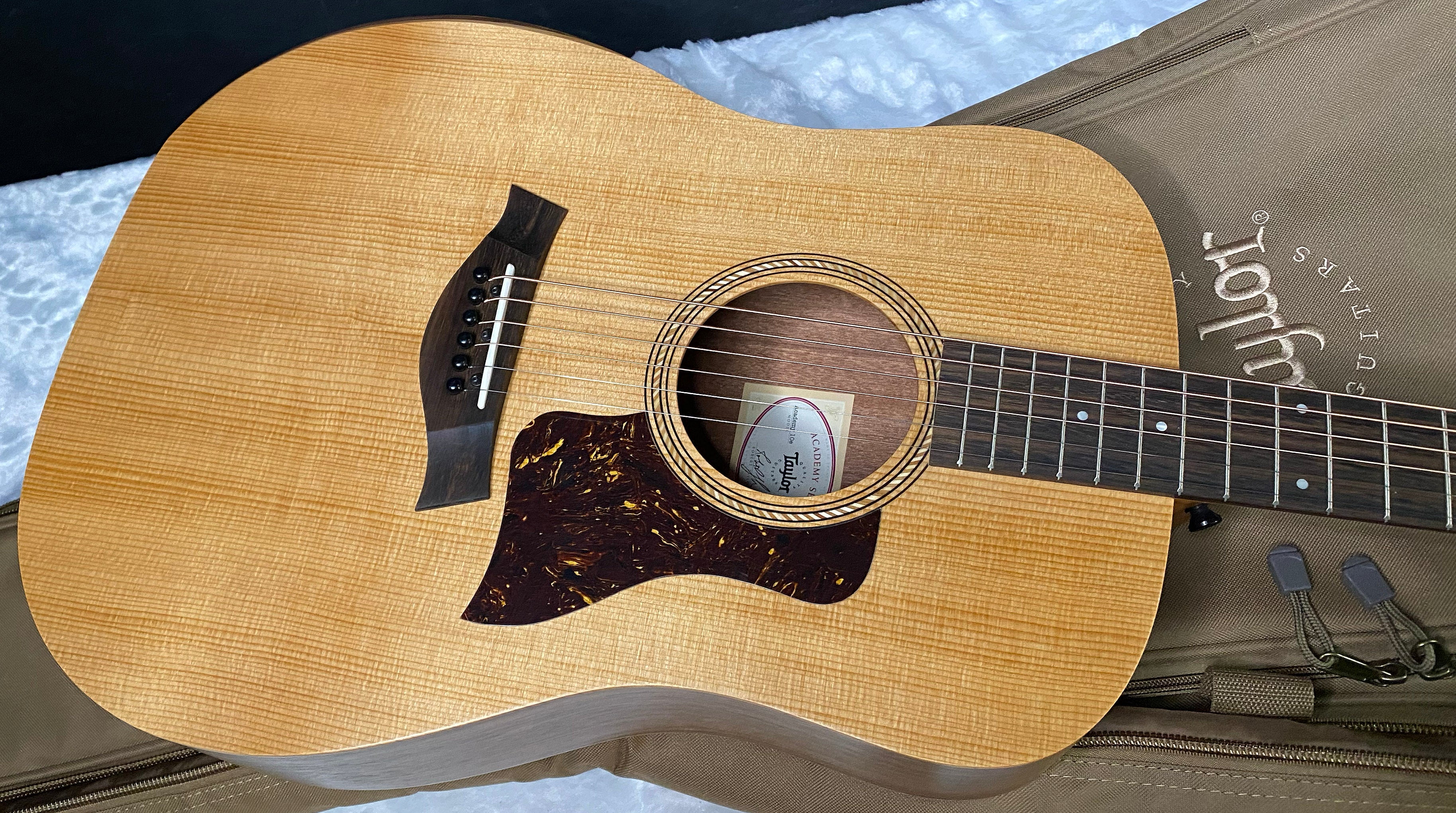 NEW! Taylor Academy 10e Acoustic-Electric Guitar - Natural - 4lbs - Authorized Dealer - G06259