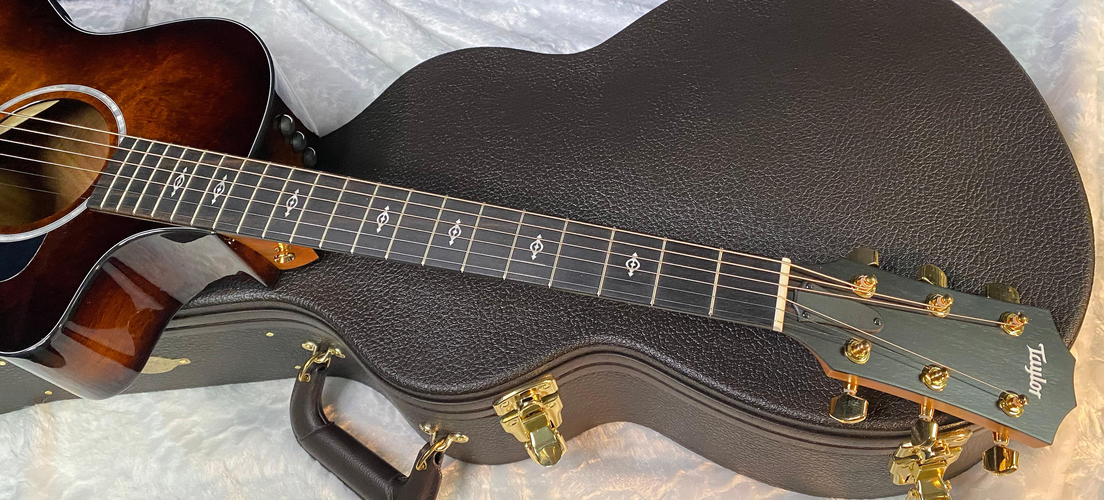 NEW! Taylor 222ce-K DLX Grand Concert Acoustic-Electric Guitar - Tobacco - 4.65lbs - Authorized Dealer - G06295