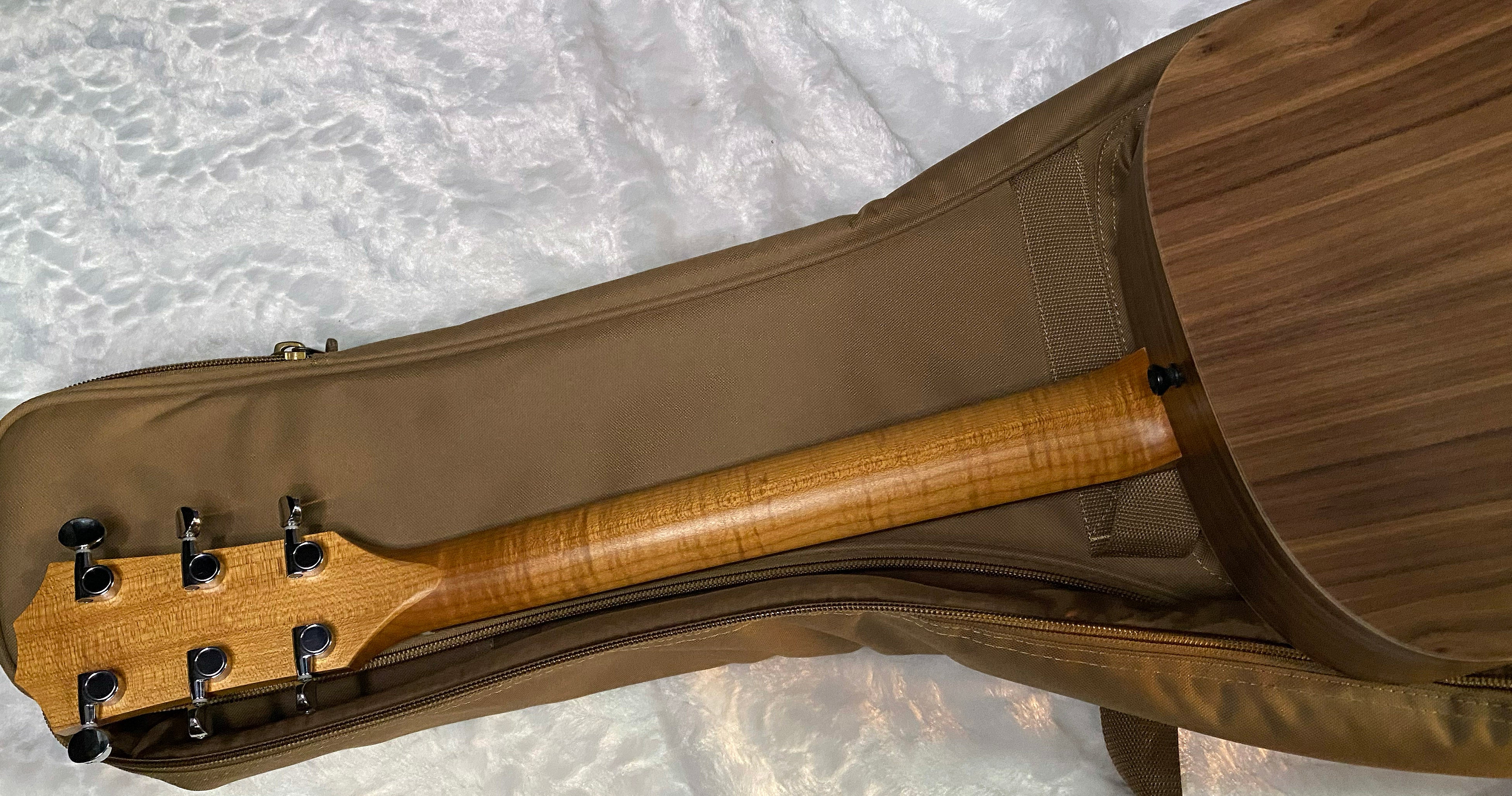 NEW! Taylor Big Baby Taylor BBTe Acoustic-electric Guitar - Natural Sitka Spruce - 3.95lbs - Authorized Dealer - G06244