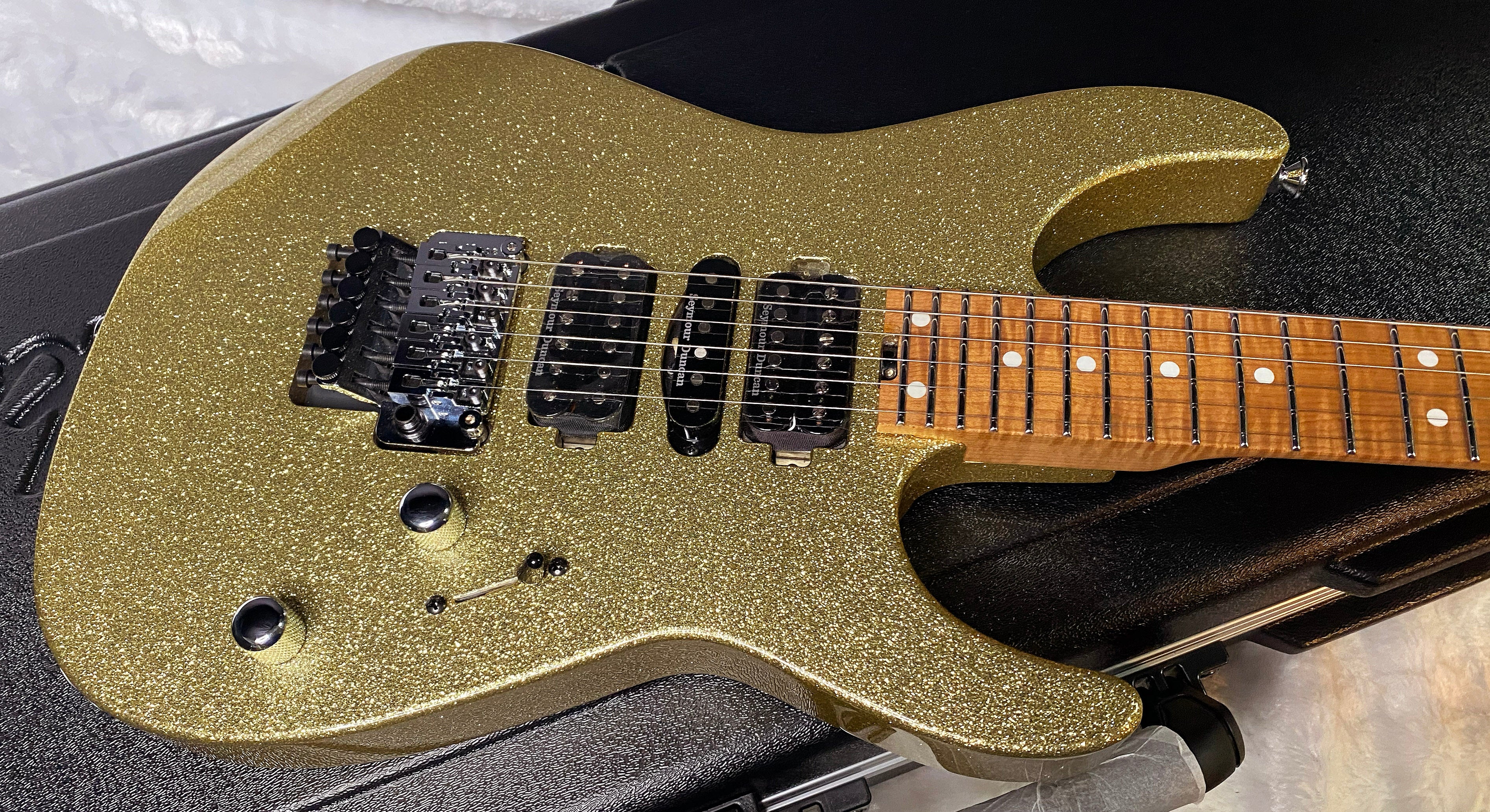 NEW ! Jackson Custom Shop Dinky HSH - Roasted Maple Neck & Fretboard - DK - Gold Sparkle - Authorized Dealer - 8.1 lbs - G06968