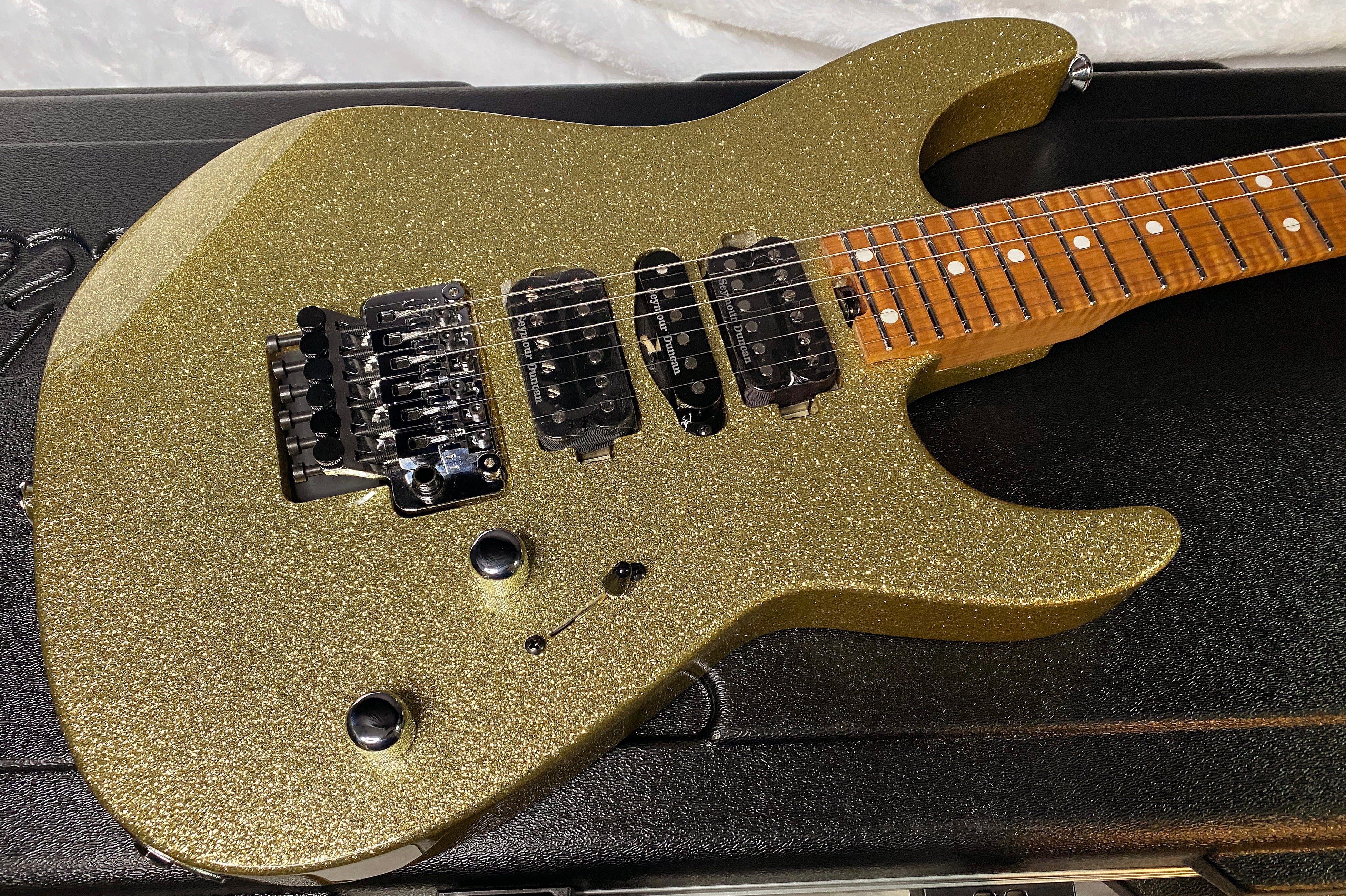 NEW ! Jackson Custom Shop Dinky HSH - Roasted Maple Neck & Fretboard - DK - Gold Sparkle - Authorized Dealer - 8.1 lbs - G06968