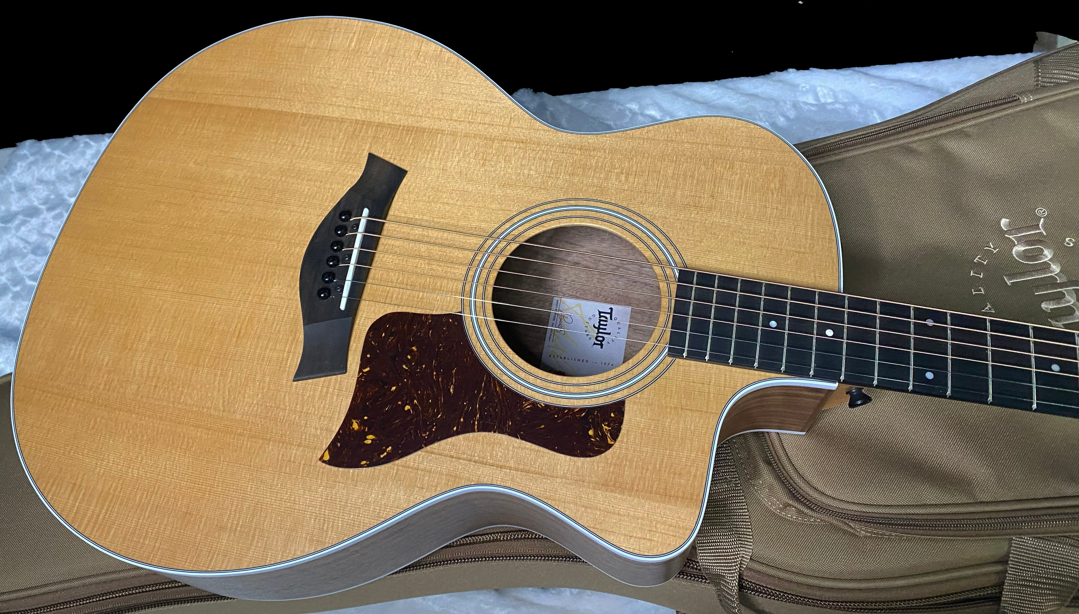NEW! Taylor 214ce Grand Auditorium Acoustic-Electric Guitar Natural Finish - 4.35lbs - Authorized Dealer - G06242