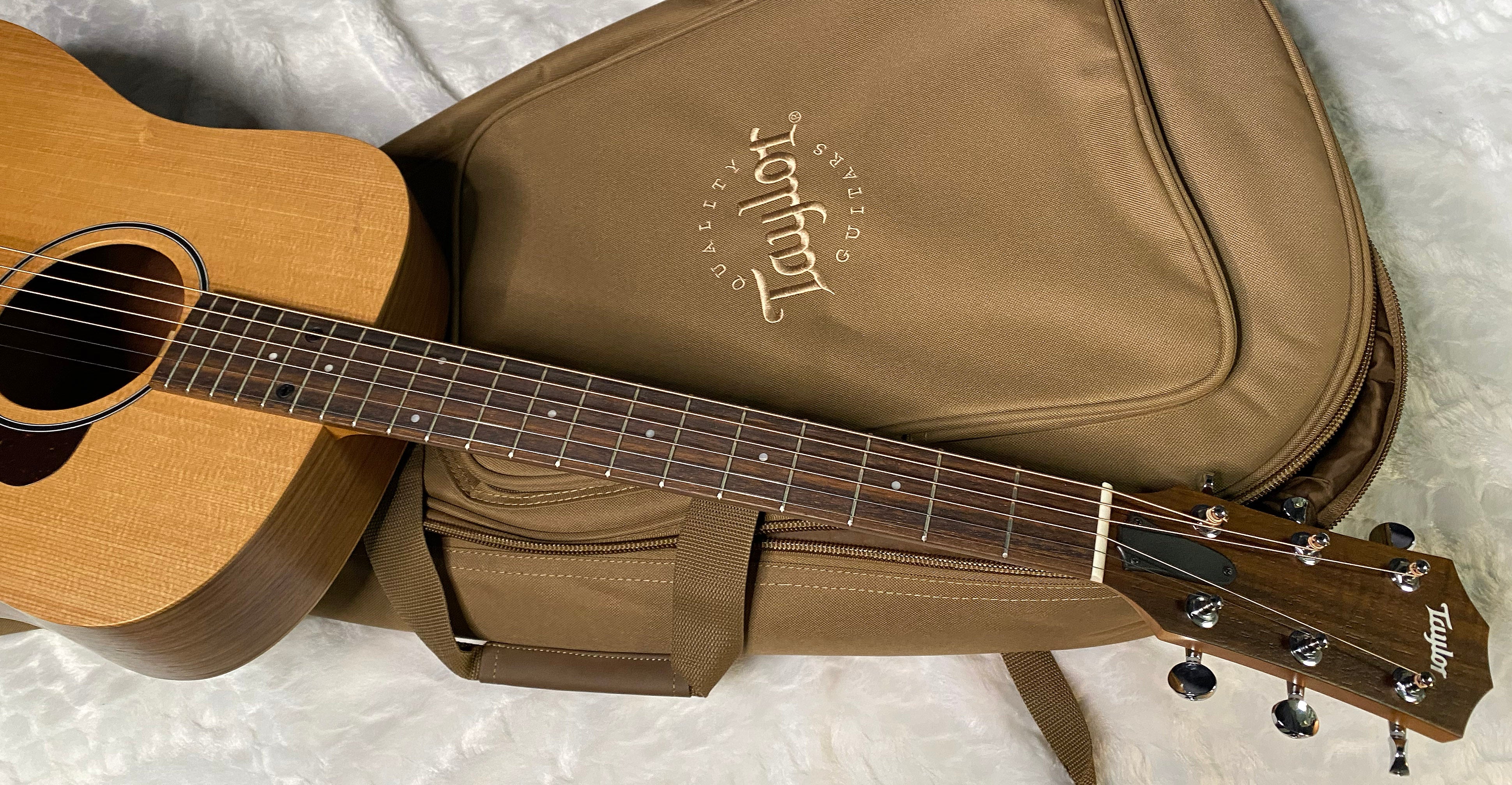 NEW! Taylor Big Baby Taylor BBT - Natural - 3.75lbs - Authorized Dealer - G06201