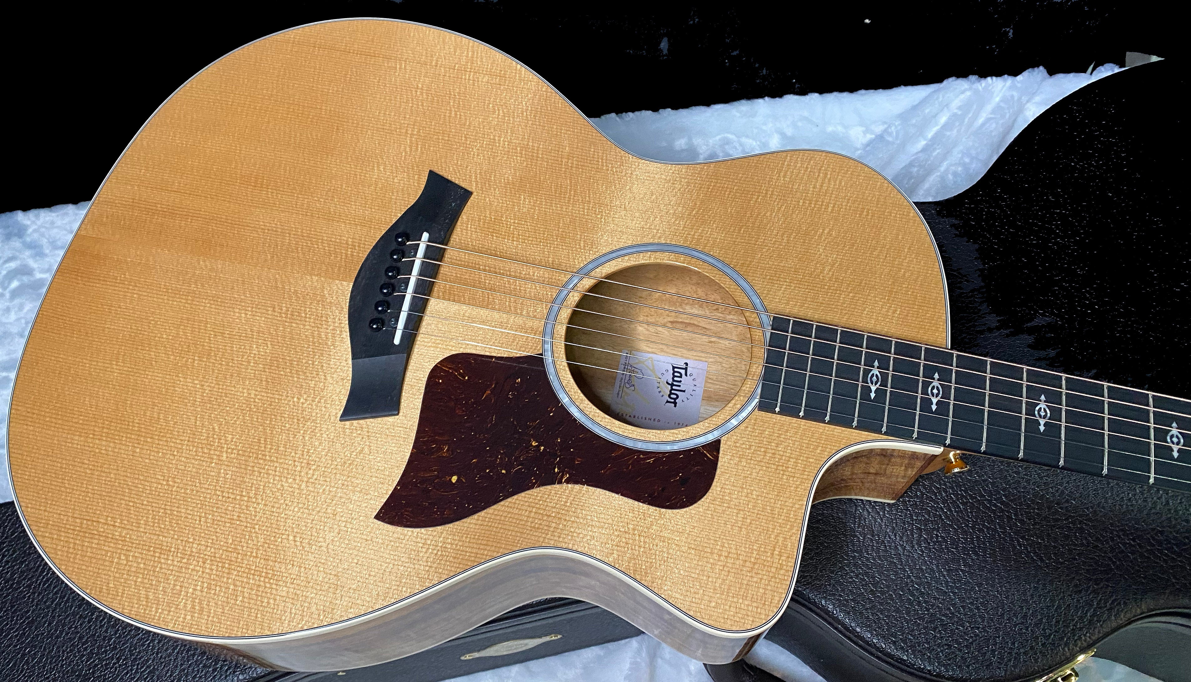 Taylor 214ce-K DLX Koa Grand Auditorium Acoustic-Electric Guitar Natural Finish - 4.65lbs - Authorized Dealer - G06230