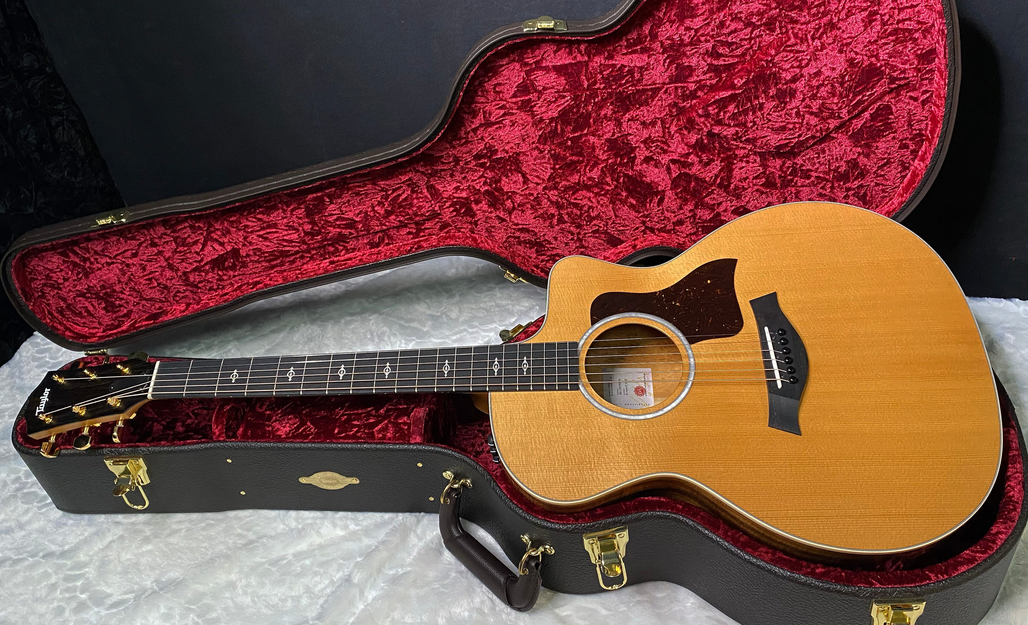 Taylor 214ce-K DLX Koa Grand Auditorium Acoustic-Electric Guitar Natural Finish - 4.65lbs - Authorized Dealer - G06230
