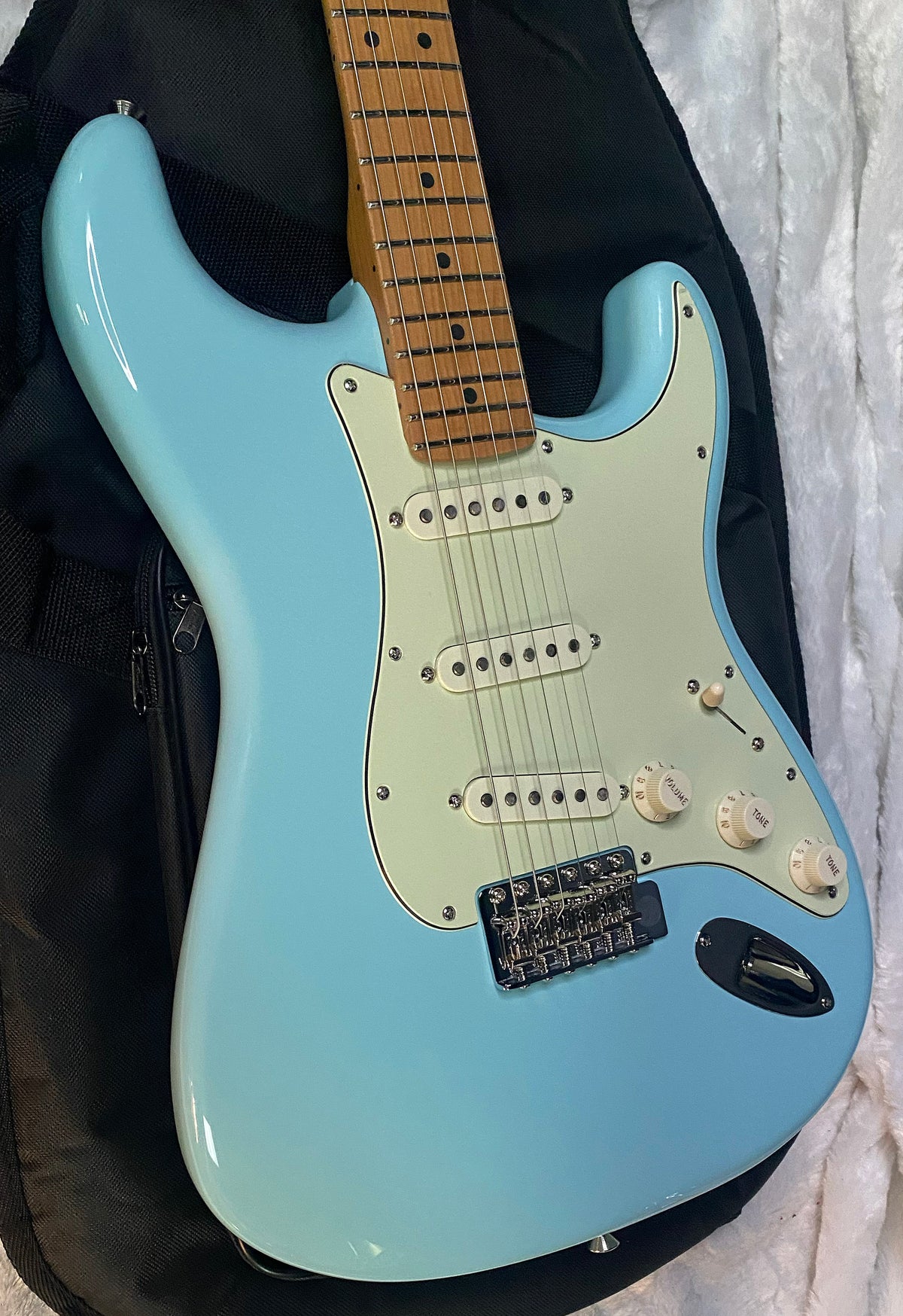 NEW! Fender Limited Edition American Professional Classic Stratocaster - Daphne Blue - Custom Shop Pick-Ups - Roasted Maple Neck - 7.6lbs - G0G7738