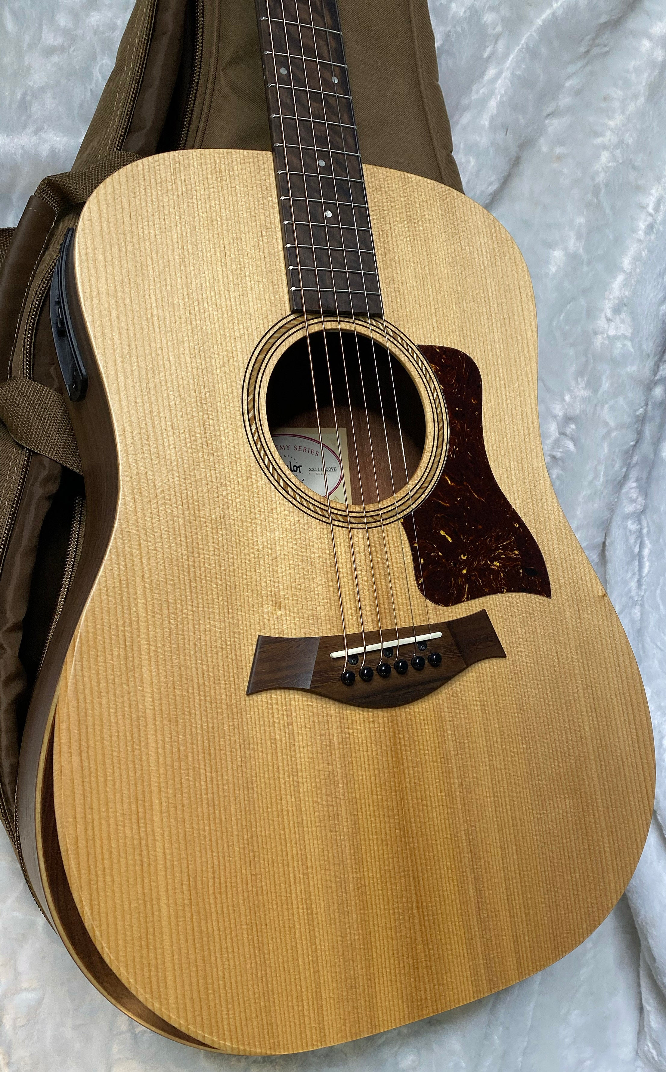 NEW! Taylor Academy 10e Acoustic-Electric Guitar - Natural - 4.1lbs - Authorized Dealer - G06265