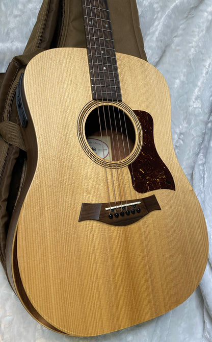 NEW! Taylor Academy 10e Acoustic-Electric Guitar - Natural - 4.1lbs - Authorized Dealer - G06265