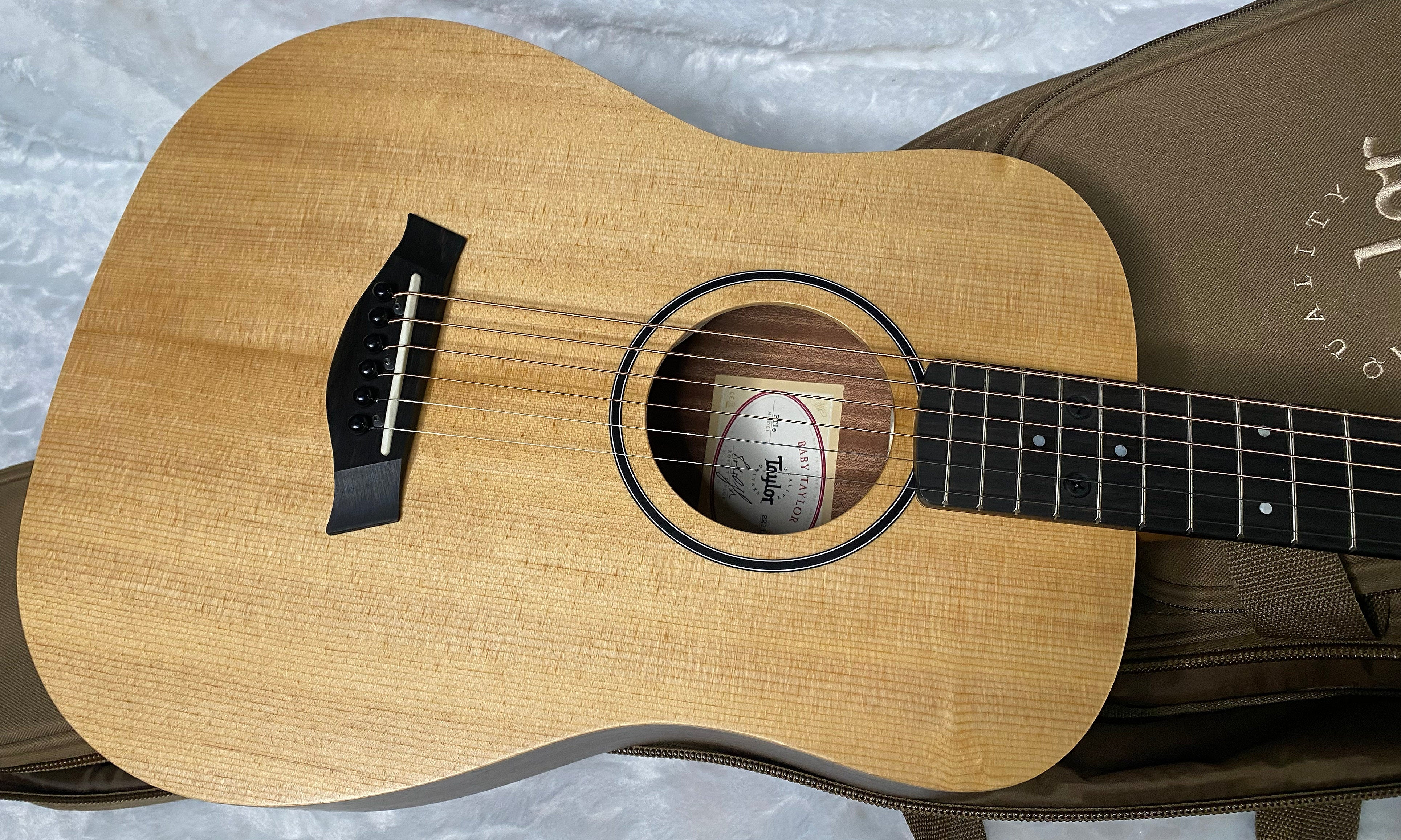 NEW! Taylor Baby Taylor BT1e Walnut Acoustic Guitar - Natural Sitka Spruce - 3.3lbs - Authorized Dealer - G06287