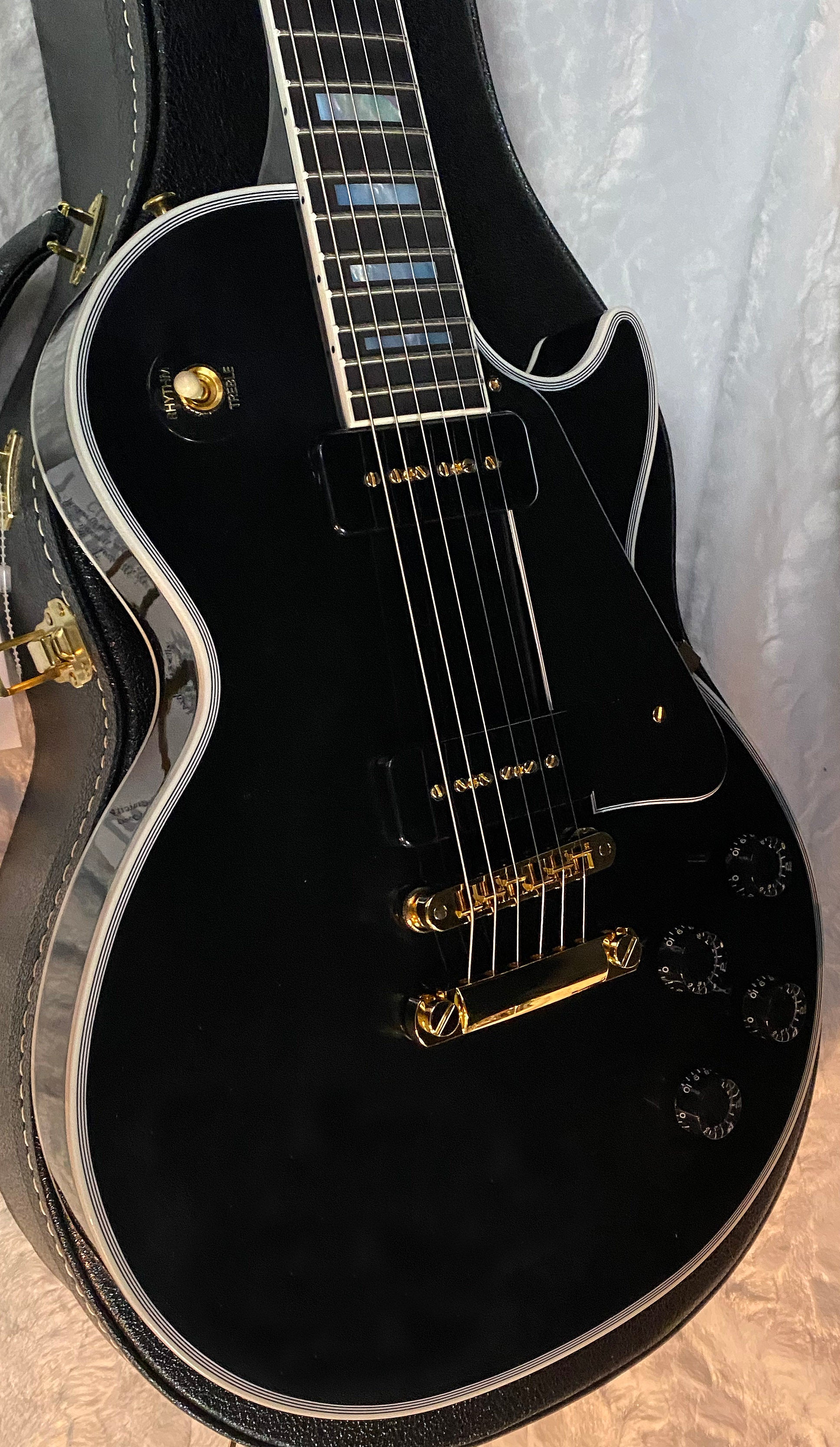 NEW! Gibson Les Paul Custom - Dealer Select - P90 Pick-Ups - VOS Ebony Finish - Custom Shop M2M - Authorized Dealer - 9.7 lbs - G07008