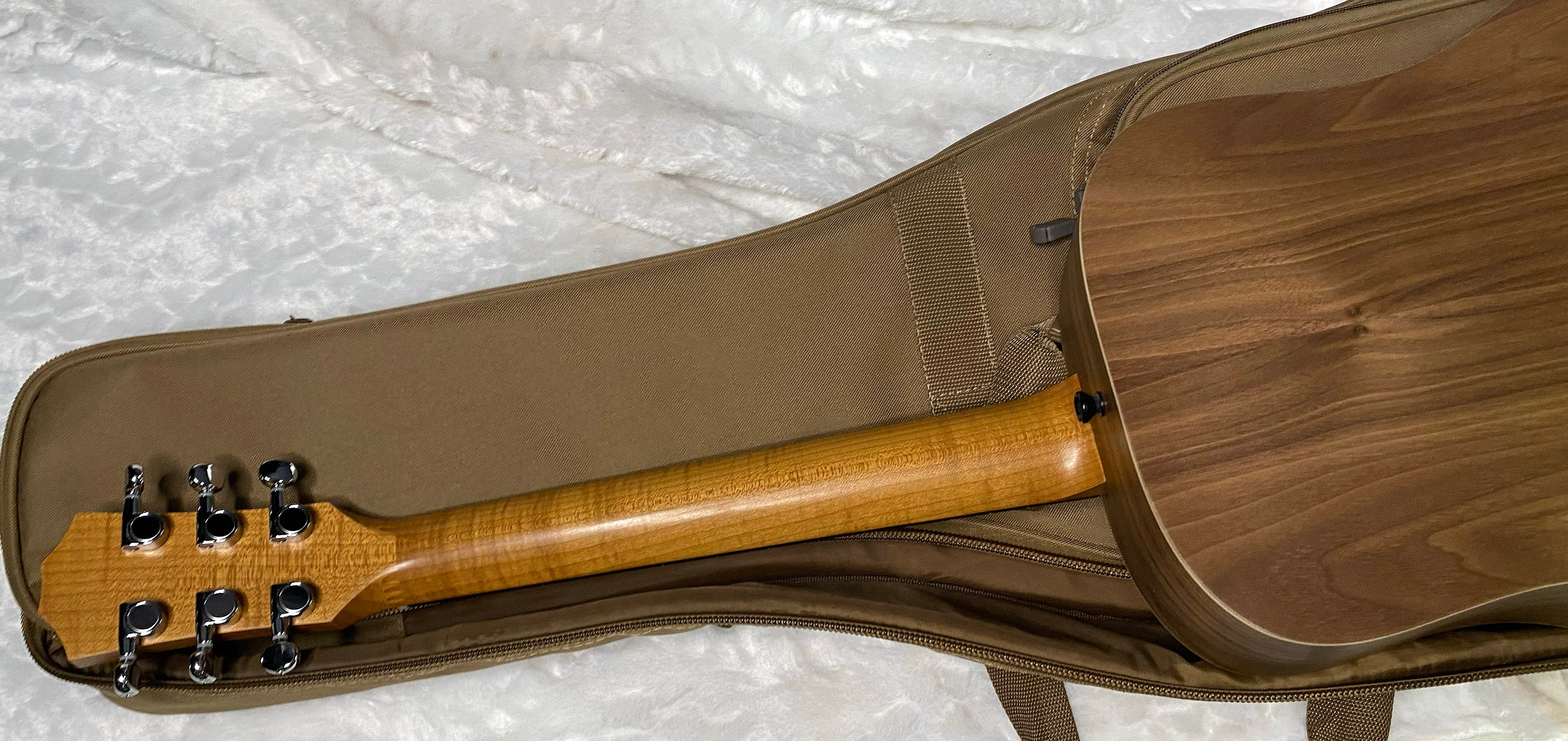 NEW! Taylor Baby Taylor BT1e Walnut Acoustic Guitar - Natural Sitka Spruce - 3.3lbs - Authorized Dealer - G06287