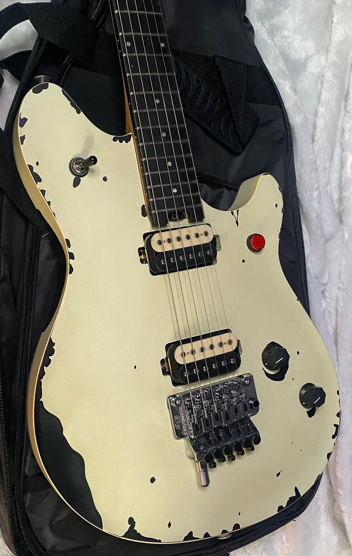 NEW ! EVH  Limited Edition Wolfgang Special Striped Series, Ebony Fingerboard, Distressed Ivory - 7lbs - Authorized Dealer - G07649