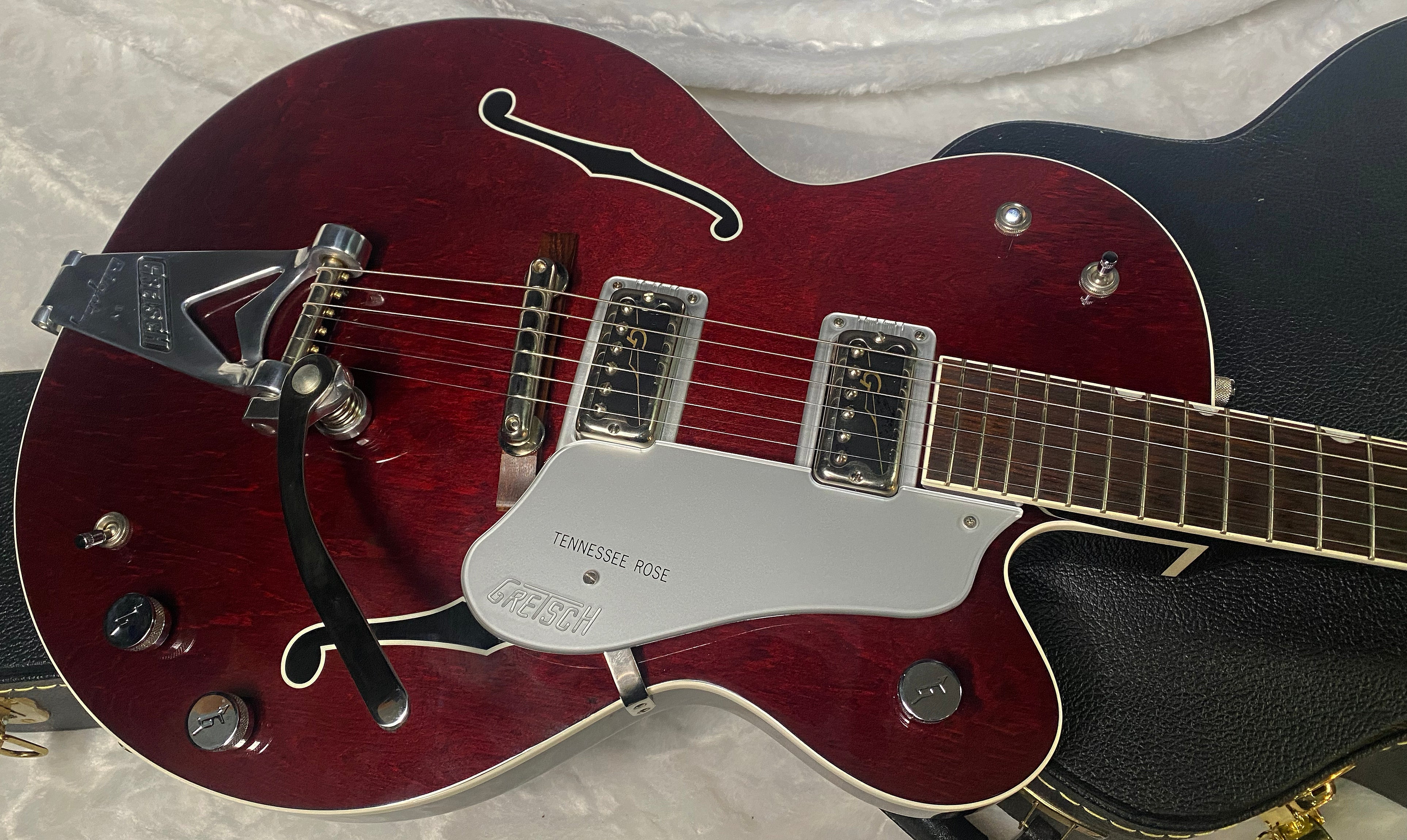 MINTY! 2005 Gretsch G6119 Chet Atkins Tennessee Rose - Bigsby - Authorized Dealer - 6.9 lbs - Serial # JT05063292