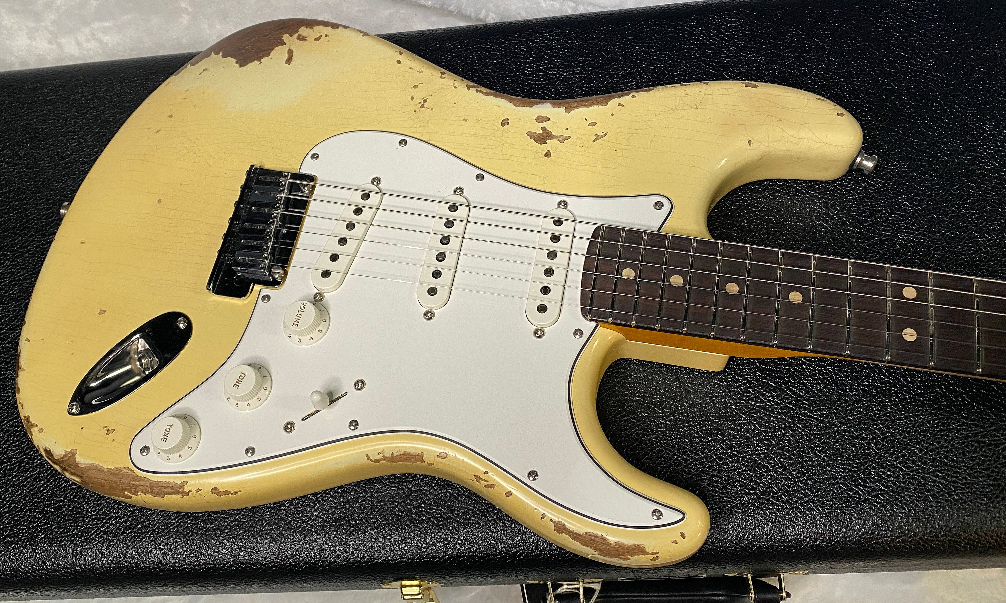 NEW! Fender Custom Deluxe Strat Heavy Relic - Aged Vintage White - Matching Peg Head - Authorized Dealer - 7.25lbs - G06378