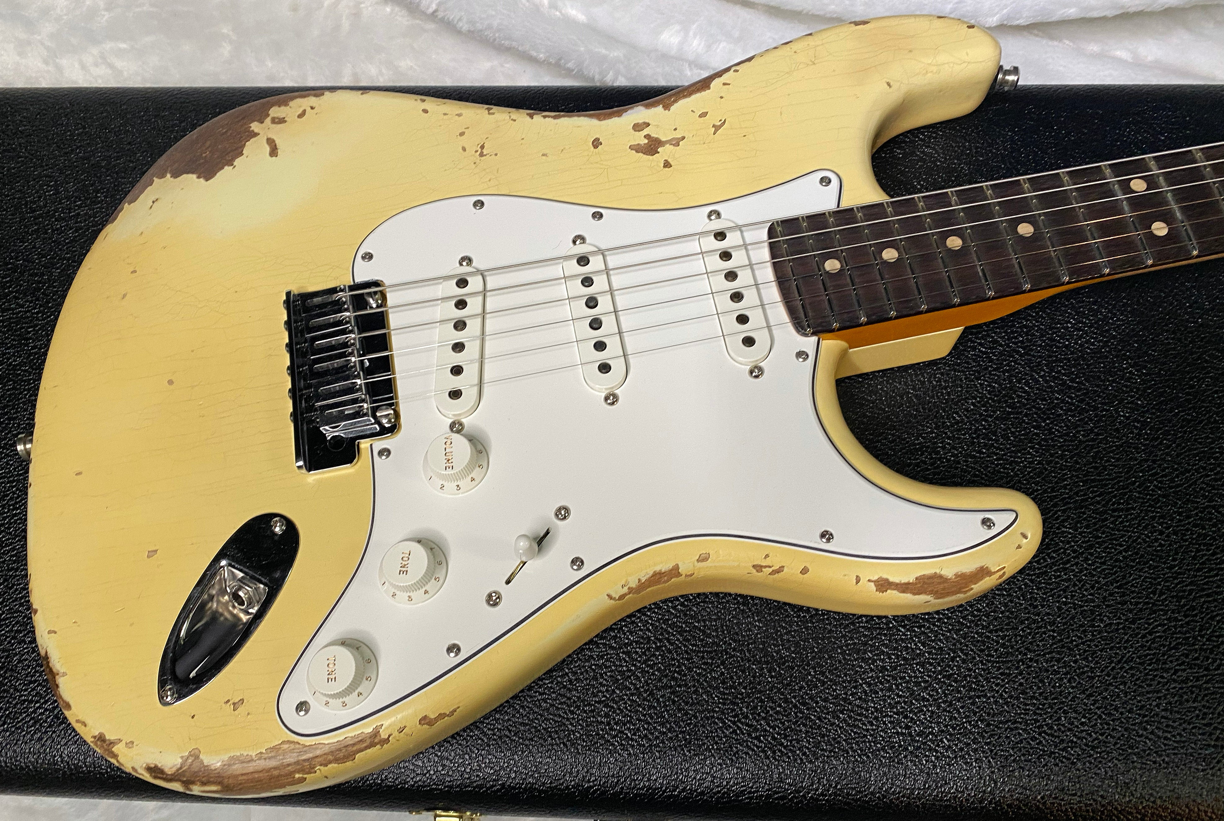NEW! Fender Custom Deluxe Strat Heavy Relic - Aged Vintage White - Matching Peg Head - Authorized Dealer - 7.25lbs - G06378