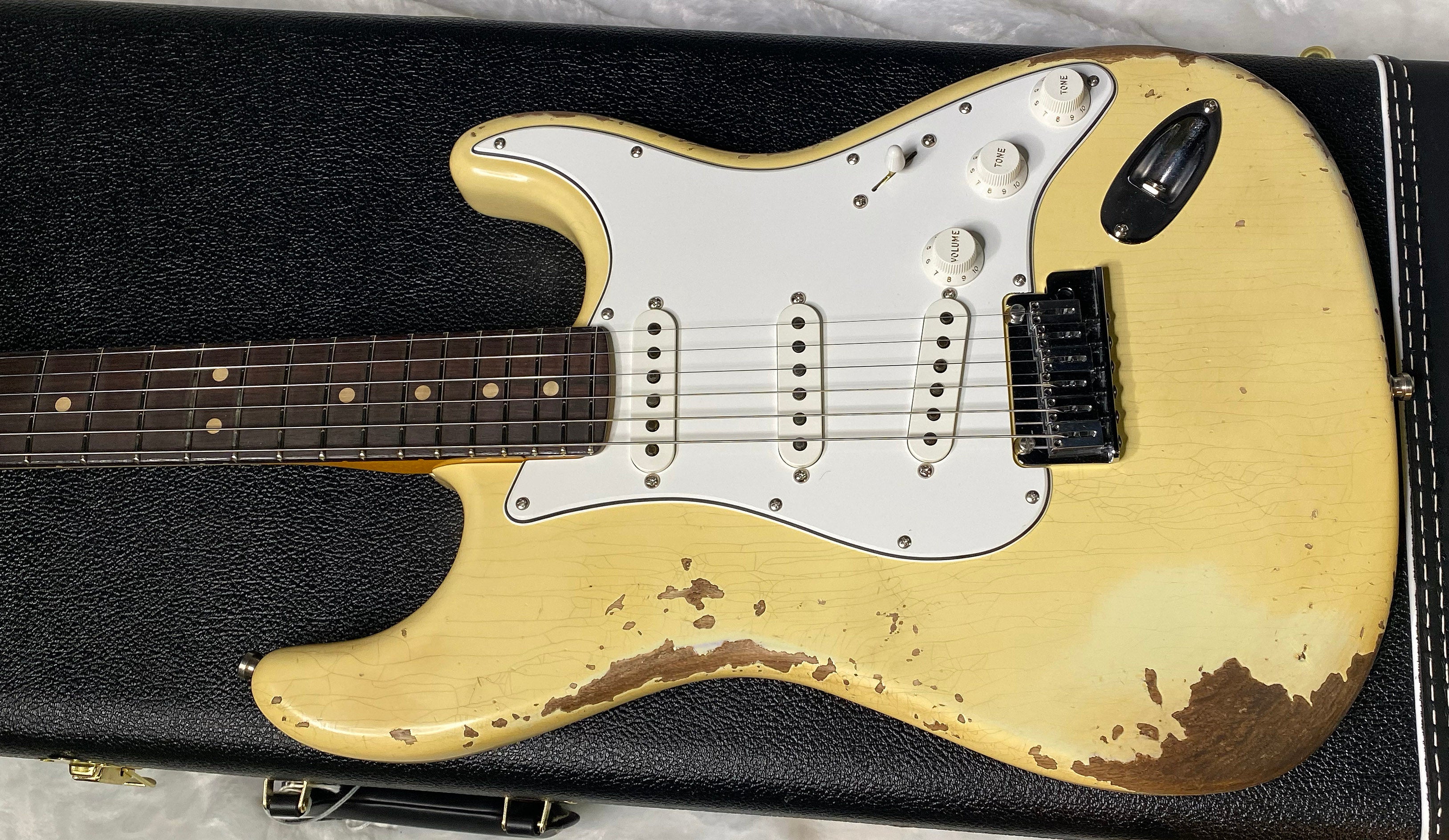 NEW! Fender Custom Deluxe Strat Heavy Relic - Aged Vintage White - Matching Peg Head - Authorized Dealer - 7.25lbs - G06378