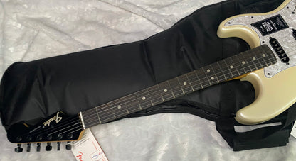 NEW ! Fender Limited Edition Player Fusion Stratocaster HSS - Ebony Fingerboard - Olympic Pearl - 7.8lbs - Authorized Dealer - G07783